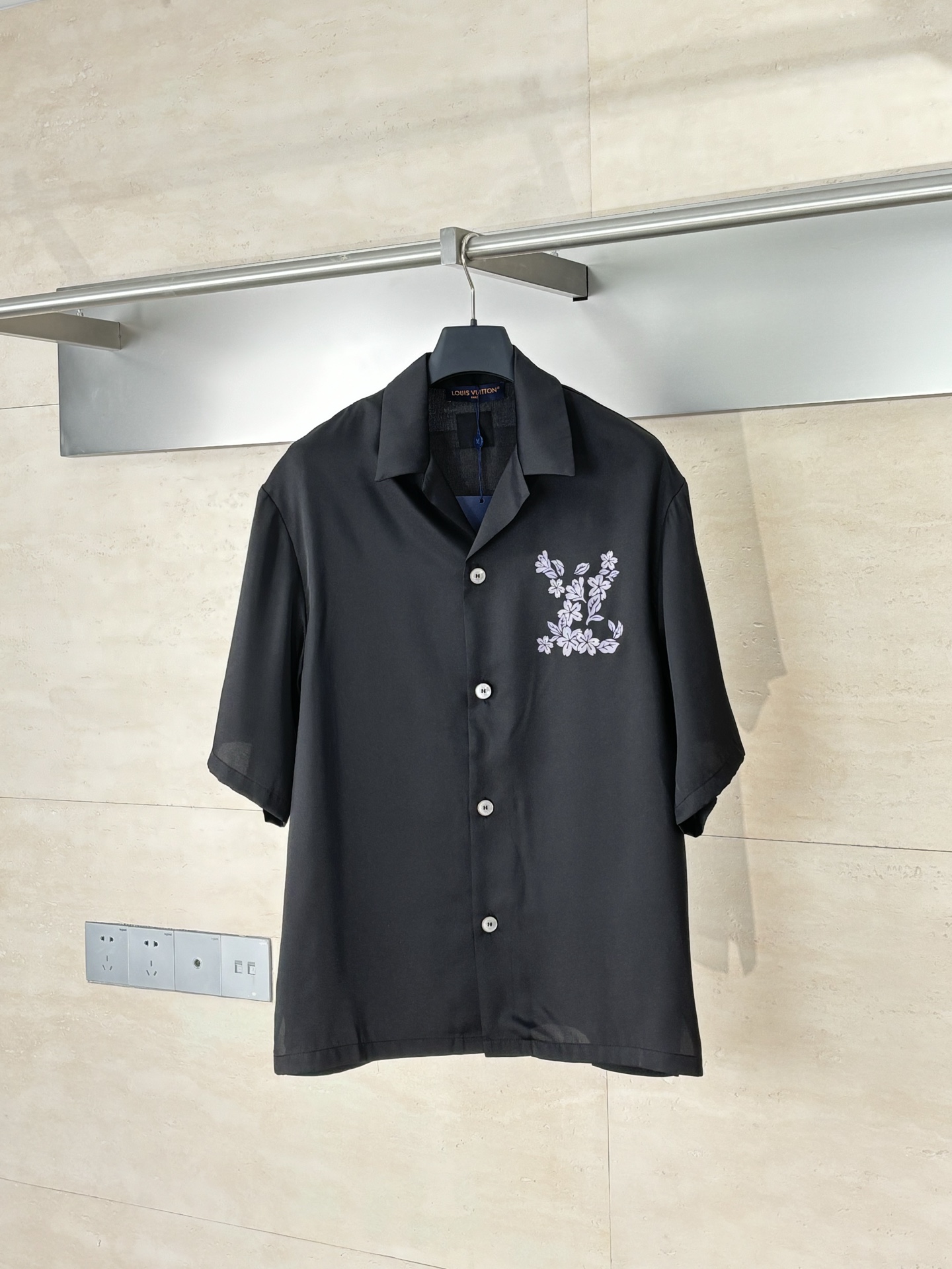 NO:525996,1V/Louis 25FW floral print letter Nigo co-branded mulberry silk suit short-sleeved shirt SizeS/M/L/XL,,louis vuitton,shirts,T-shirt,alexander wang198609091V/路易 25FW 花卉印花字母Nigo联名桑蚕丝套装短袖衬衫 SizeS/M/L/XL,,louis vuitton,shirts,T-shirt,alexander wang,Men's clothing