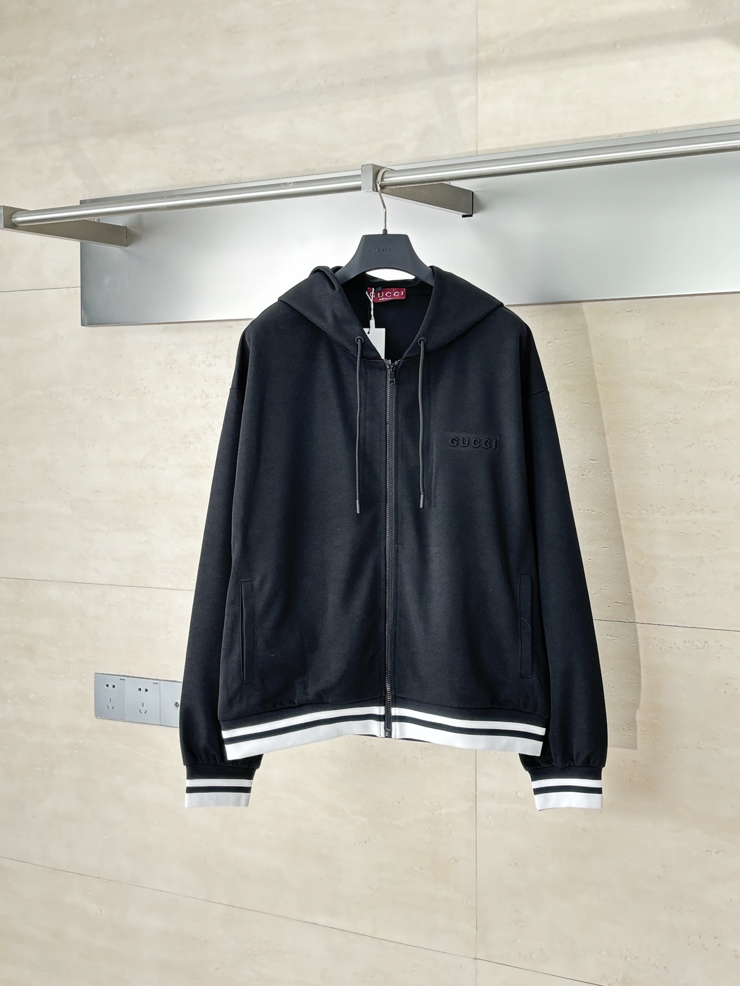 NO:525984,Gucc*/Gucc 25 early autumn new imprinted solid color zipper jacket with concave and embossed prints on the front, classic black and white with ribbed, sports and casual men and women. Three-standard 11 restored, loose style, corn embroidery perforated, pearl-ground sports fabric is comfortable and easy to wear and easy to handle. It can be matched with the same trousers SizeS/M/L/XL,,gucci,gucci,jackets & coats,alexander wang19860909Gucc*/古驰 25早秋新款压印纯色拉链外套 前幅饰有凹凸印花,黑白经典搭配罗纹,运动休闲男女同款.三标11还原,宽松版型,鸡眼绣穿孔,珠地运动面料舒弹好穿方便打理.可搭配同款长裤 SizeS/M/L/XL,,gucci,gucci,jackets & coats,alexander wang,Men's clothing