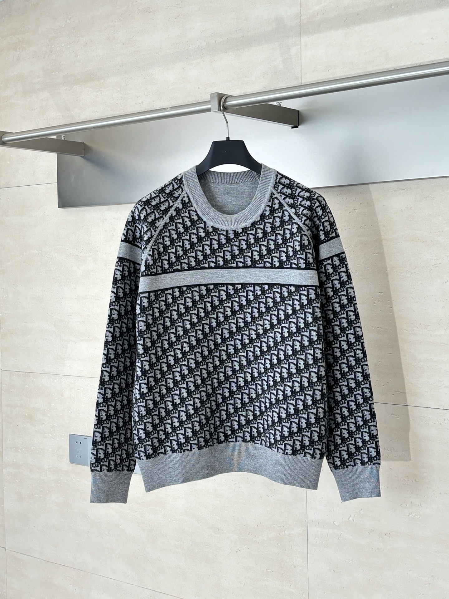 NO:526009,Dio*/Dio 25Fw double-sided knitted jacquard sweater is knitted with a tech cashmere blend, with the iconic Oblique print on the other side, and the striped pattern on the back is embellished with the 'Cistian' logo, fashionable and versatile Size: M/L/XL,,dior,dior,sweaters,alexander wang19860909Dio*/迪奥 25Fw双面针织提花毛衣 采用科技羊绒混纺针织而成, 另一面饰有标志性的 Oblique 印花,背部条纹图案以“Cistian ”标志点缀,时尚百搭 Size: M/L/XL,,dior,dior,sweaters,alexander wang,Men's clothing