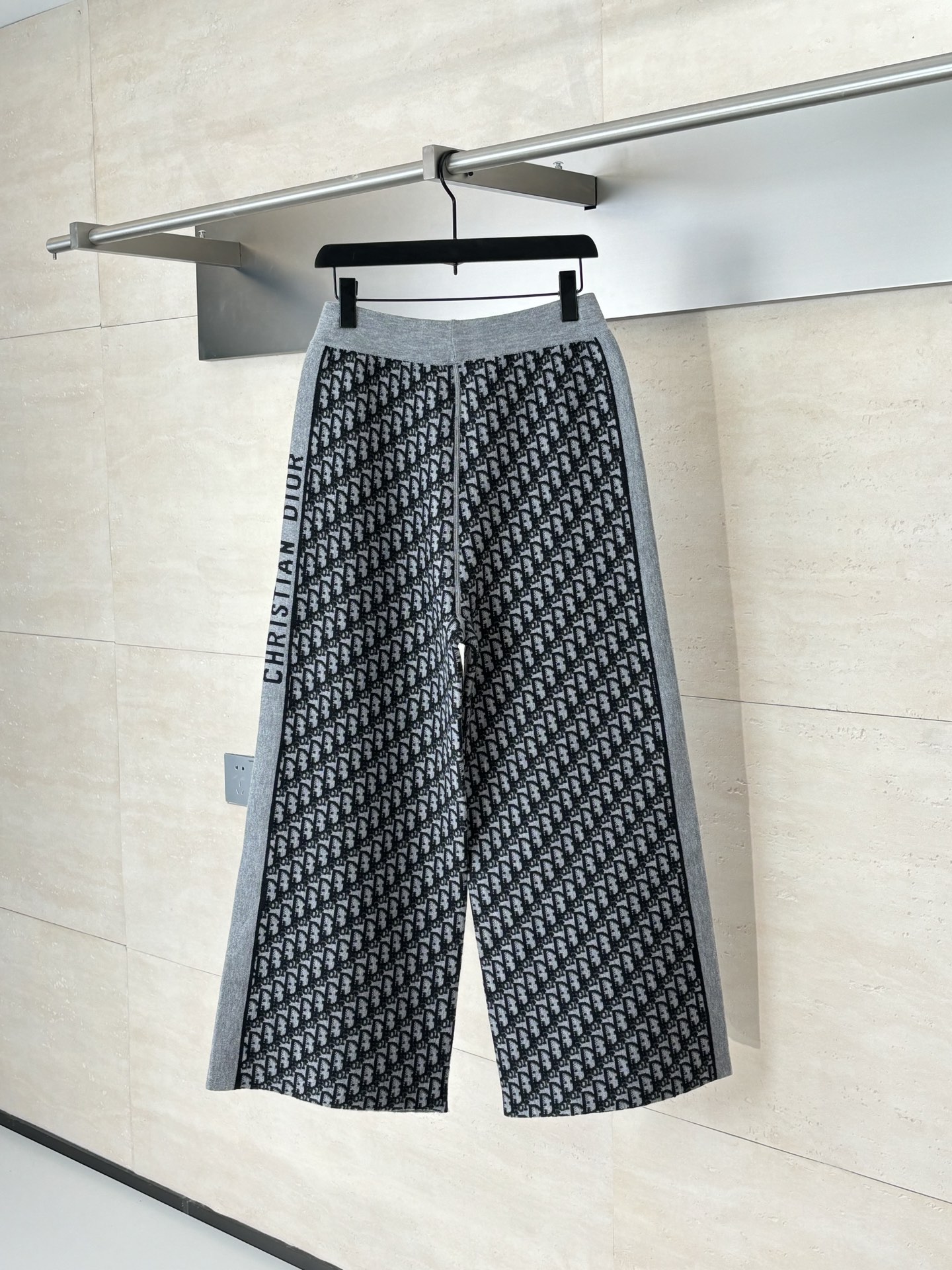 NO:526011,Dio*/Dio 25Fw presbyterian letter double-sided knitted trousers Custom cashmere wool knitted material High-quality texture Lapel zipper cardigan cut Easy to put on and take off Wind and cold, Overall shape is high-end and crisp, Double-sided design concept One side lays a casual tone through line jacquard, and one side dark horizontal bar runs through the chest to highlight the design highlights SizeS/M/L,,dior,dior,alexander wang19860909Dio*/迪奥 25Fw老花字母双面针织长裤 定制羊绒羊毛针织材质 质感上乘 翻领拉链开衫剪裁 穿脱便利防风御寒 整体造型高级挺括 双面穿设计理念 一面通体通过线条感提花奠定休闲基调 一面深色横杠贯穿胸前 突出设计亮点 SizeS/M/L,,dior,dior,alexander wang,Men's clothing