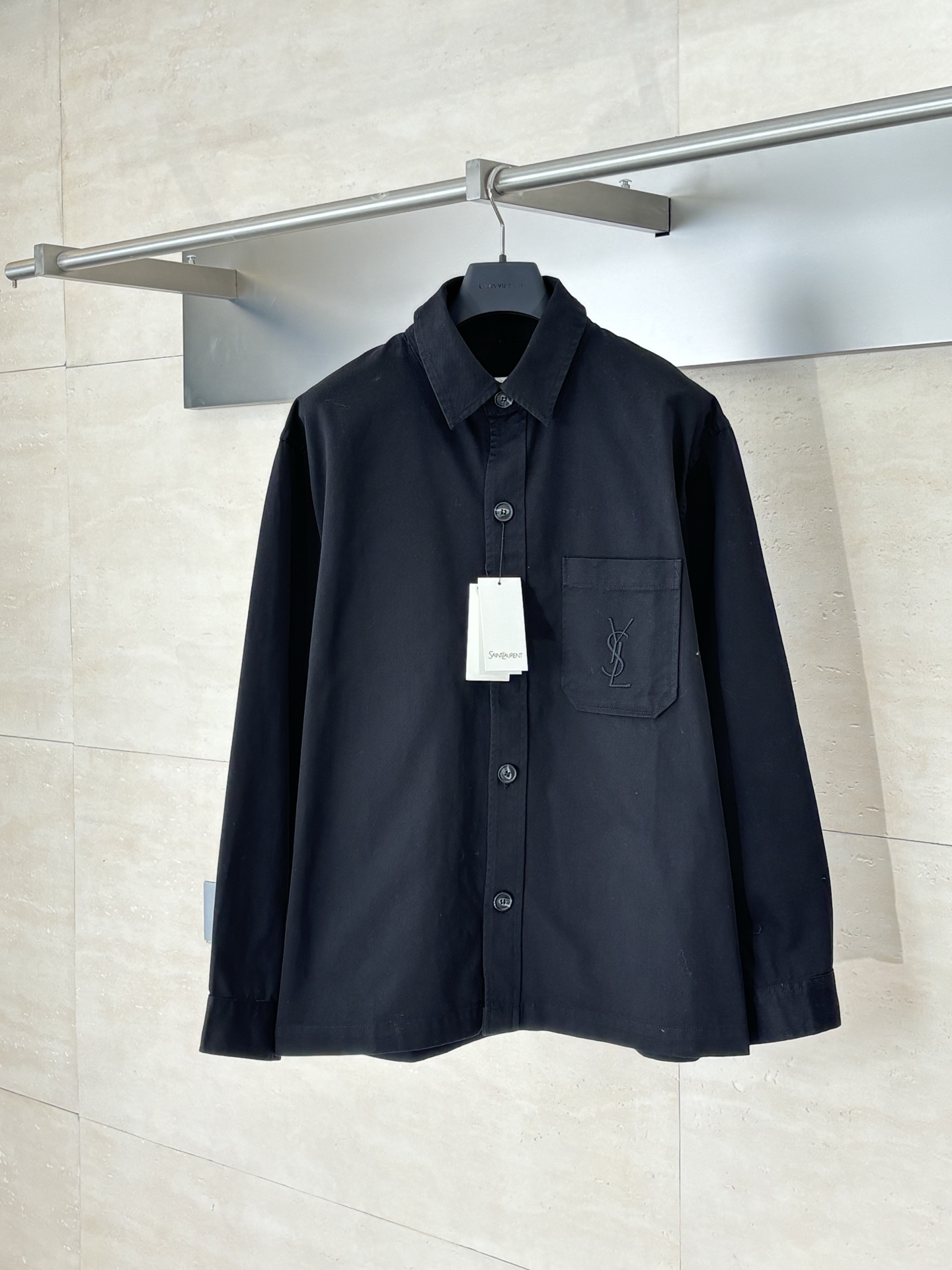 NO:529511,Saint Lauren*/Ysl Saint Laurent Embroidered Breast Lapel Shirt Natural fiber fabric has excellent breathability and hygroscopicity, can allow the skin to breathe freely, keep it dry and comfortable at all times, and will not feel stuffy or uncomfortable even if worn for a long time SizeS/M/L/XL,,saint laurent,saint laurent,saint laurent,saint laurent,shirts,alexander wang19860909Saint Lauren*/Ysl圣罗兰 刺绣排扣翻领衬衫 天然纤维面料具有极佳的透气性与吸湿性 能够让肌肤自由呼吸,时刻保持干爽舒适 即使长时间穿着也不会感到闷热或不适 SizeS/M/L/XL,,saint laurent,saint laurent,saint laurent,shirts,alexander wang,Men's clothing