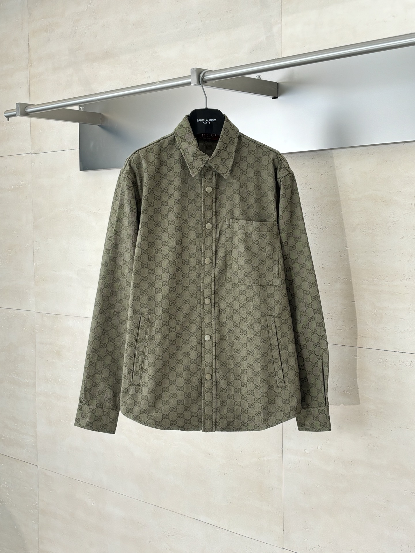 NO:526002,Gucc*/Gucci 25 new double G full-print jacquard stand collar long sleeve jacket Customized classic double G interlocking fabric, with different double-sided design styles. Front zipper pocket, pointed collar design, casual style SizeS/M/L/XL,,gucci,gucci,jackets & coats,alexander wang19860909Gucc*/古驰 25新款 双G满印提花立领长袖夹克 定制经典双G互扣面料,双面设计风格各异.正面拉链口袋,尖领衣领设计,休闲版型 男女同款 SizeS/M/L/XL,,gucci,gucci,jackets & coats,alexander wang,Men's clothing