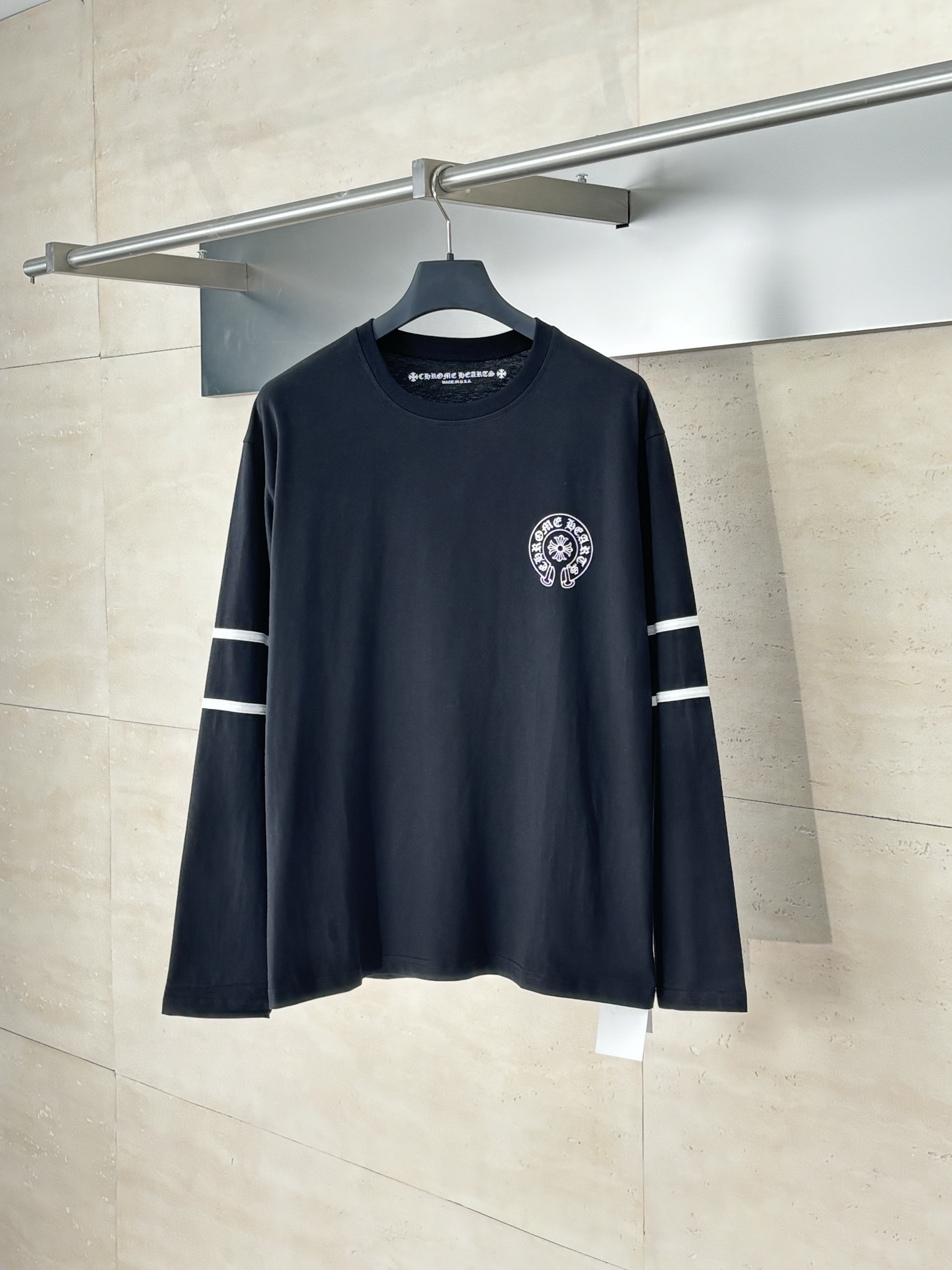 NO:530349,Chrome Hearom*/Croxin Sports style 33 printed long-sleeved T-shirt really shows off your figure!  Ai Sang is a simple and fashionable style, which is easy to wear on a daily basis. The overall fitting style is the body with spare and the tolerance of the figure. The upper body is comfortable and comfortable, and it is not tight. The seven-quarter sleeve style is made with a contrasting color design and rich layering. The chest collar and chest are printed with letters, which restores the details very much. Whether it is worn alone or in the inner wear, it is indispensable. It is very high-end on the upper body, and all kinds of ins are on the upper body, showing the street fashion products!  SizeS/M/L,,chrome hearts,chrome hearts,tees,t-shirt,alexander wang19860909Chrome Hearom*/克罗心 运动风33印花长袖T恤 真的超显身材好！爱惨这种简单时髦T啦,日常好穿. 整体是合身版型 衣身带有余量对身材的包容性好上身舒适好穿不紧绷,七分袖样式,做了撞色设计丰富层次感,胸前领口胸口都做了字母印花,很还原细节.不管是单穿还是内搭都少不了他的存在.随意上身就很高级,各路ins纷纷上身,尽显街头潮流时尚单品！ SizeS/M/L,,chrome hearts,chrome hearts,tees，t-shirt,alexander wang,Men's clothing