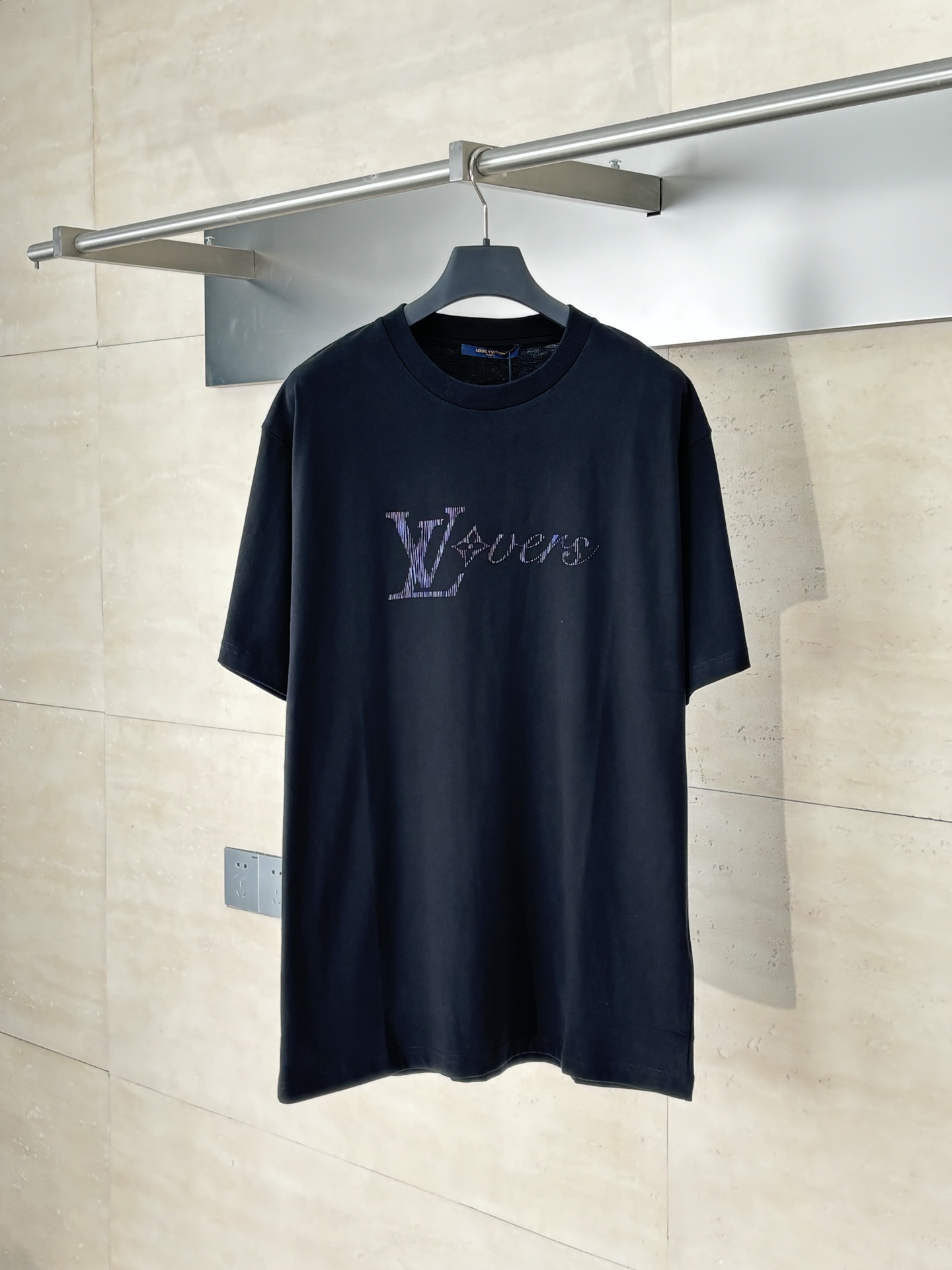 NO:530352,1V/Louis Rainbow Gradient Vertical Printed Short Sleeve T-shirt Flat woven pure cotton high-quality cotton fabric, using 15S flat woven high-quality cotton, 230g; matched with 32S double yarn thread, 300g. The fabric is made of high-quality pure cotton fabric woven with plain weaving tissue. Iridescent floral pattern, multi-color thick plate overlap printing is a special printing process. It is printed on thick plates of different colors and overlapping these thick plates to form a pattern with multiple colors and layers. Thick plate printing uses water-based thick plates, which are printed through high mesh and high tension screen printing, increasing the printing thickness, making the pattern three-dimensional. SizeS/M/L/XL,,louis vuitton,T-shirt,tees,t-shirt,alexander wang198609091V/路易 彩虹渐变竖纹印花短袖T恤 平织纯棉优质棉面料,采用15S平织优质棉,230g；搭配32S双纱拉架螺纹,300g.面料采用平纹组织方式织造的品质优良的纯棉面料. 虹彩花卉图案,多色厚板重叠印花是一种特殊的印花工艺,它通过在不同颜色的厚板上进行印刷,然后将这些厚板重叠,形成具有多种颜色和层次感的图案.厚板印花采用水性厚板,通过高目数、高张力丝印网板印制,增加印花厚度,使图案具有立体感. SizeS/M/L/XL,,louis vuitton,T-shirt,tees，t-shirt,alexander wang,Men's clothing