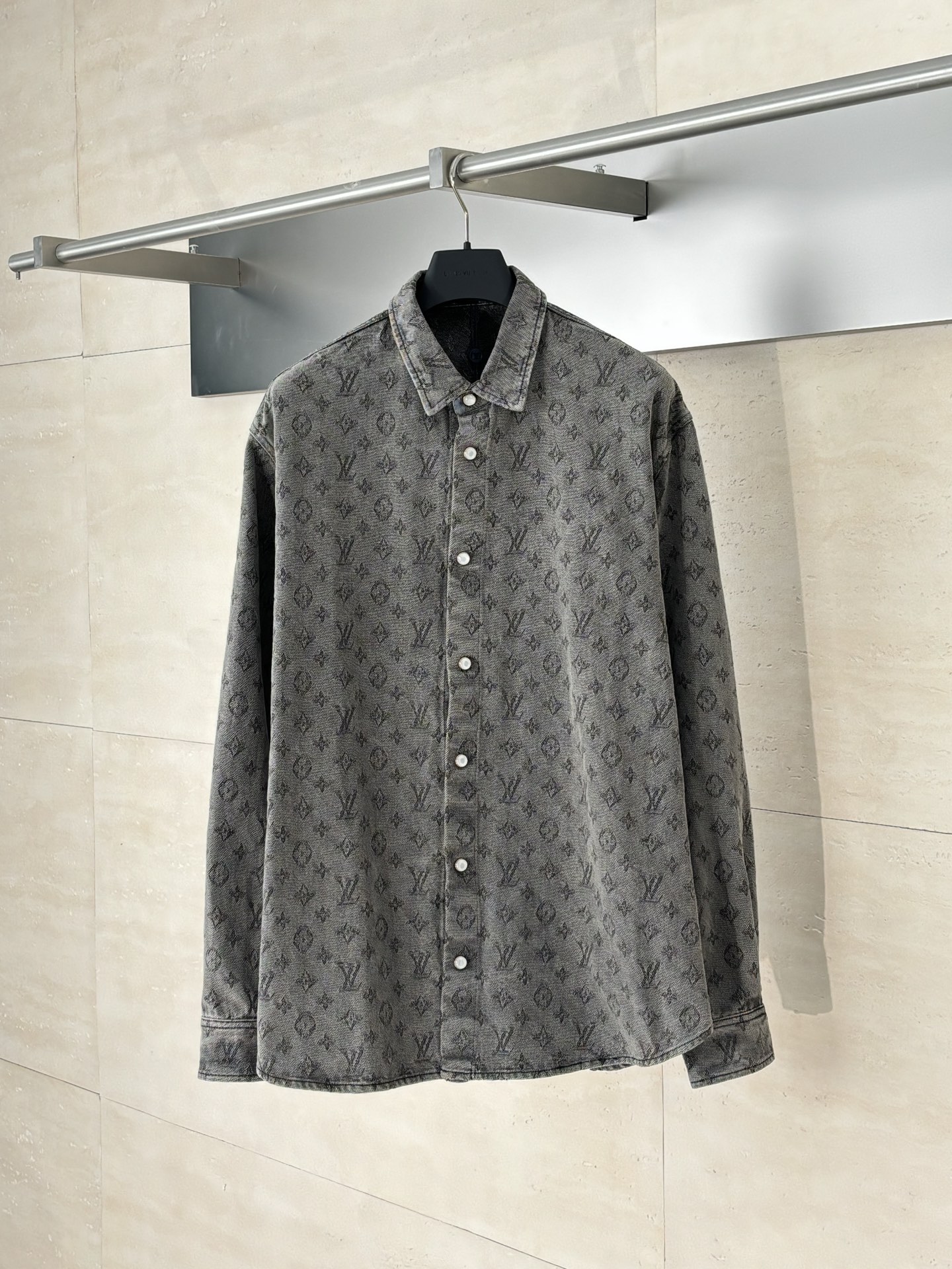 NO:526017,1V/Louis new full-print jacquard long-sleeved shirt denim jacket sewn with denim, full-print Monogram jacquard pattern, high-version male and female style SizeS/M/L/XL,,louis vuitton,jackets & coats,shirts,alexander wang198609091V/路易 秋冬新款满印提花长袖衬衫牛仔外套 采用牛仔布缝制,满印Monogram提花图案, 高版本 男女同款 SizeS/M/L/XL,,louis vuitton,jackets & coats,shirts,alexander wang,Men's clothing