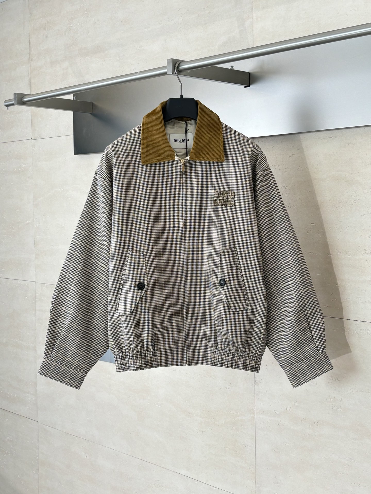 NO:530347,Miumi*/Miao Miu Corduroy collar plaid jacket adopts plaid pattern to reinterpret the typical elements in the Miu style. Explore the fashion possibilities of contrasting corduroy textured collar and double-layer fabric, reflecting the balance between retro and fashion. The overall line is straight and delicate, the fabric is comfortable and soft, and the color is consistent and no color difference. It can be matched with the same style to create a fashionable look, control various occasions, customize auxiliary materials, complete three standards, and the same style for men and women!  SizeS/M/L/XL,,miumiu,jackets & coats,jackets & coats,alexander wang19860909Miumi*/缪缪 灯芯绒领格纹夹克外套 采用格纹图案,重新演绎miu 风格中典型的元素.探索撞色灯芯绒质感衣领与双层织物面料的时尚可能,体现复古与时尚之间的平衡.整体走线平直细腻,面料舒适柔软,颜色一致无色差 能与同款搭配营造时尚造型,驾驭各种场合,定制辅料,三标齐全,男女同款！ SizeS/M/L/XL,,miumiu,jackets & coats,jackets & coats,alexander wang,Men's clothing