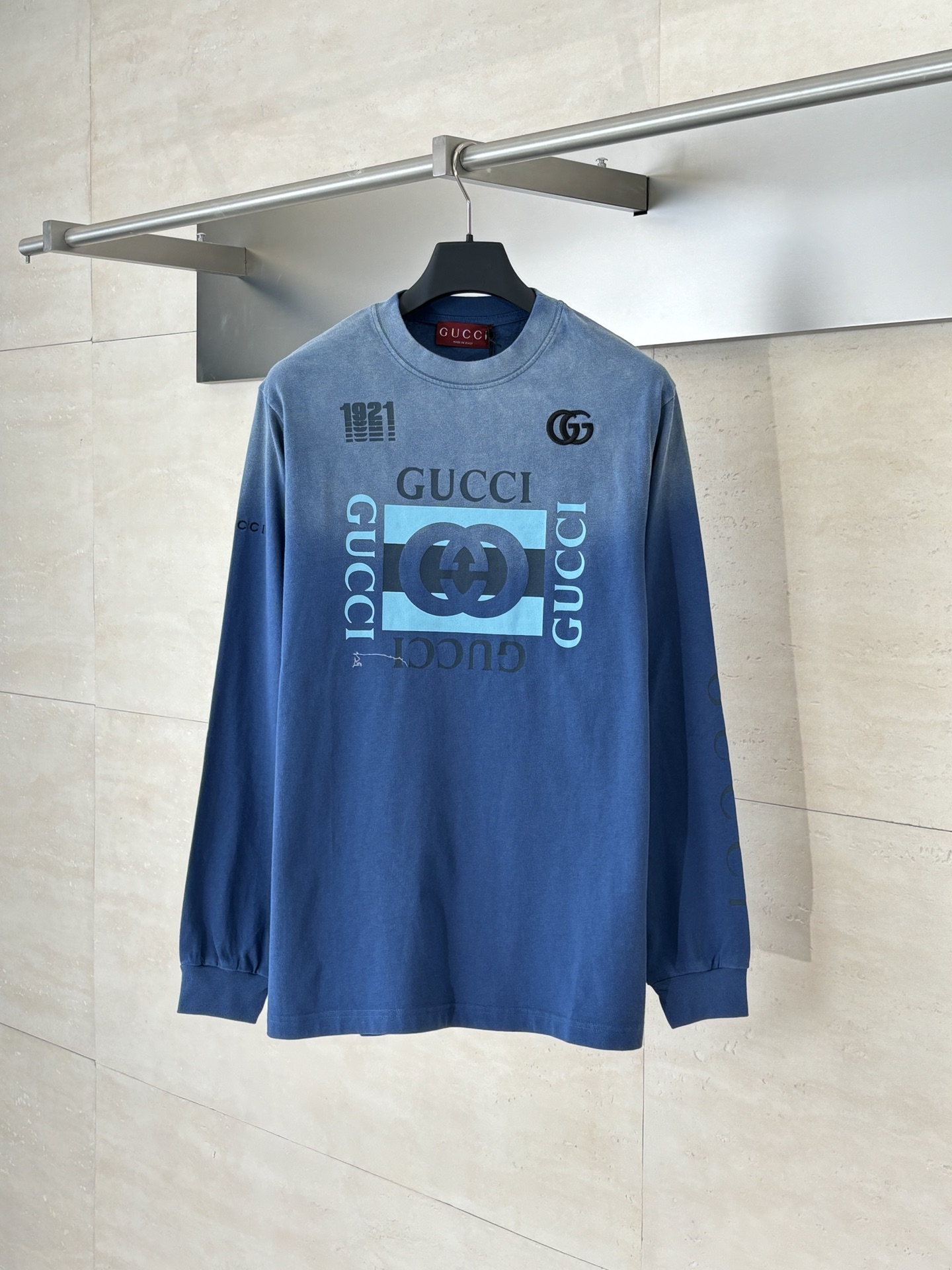 NO:530339,Gucc*/Gucci New style fried color embroidery printed round neck long sleeves Customized native cotton material, the whole garment restores a refreshing multi-layer blue color scheme. The chest uses printing technology and contrasting colors. The shoulder side embroidery logo enriches details. The all-round variant font enhances the brand identity SizeS/M/L/XL,,gucci,gucci,alexander wang19860909Gucc*/古驰 新款 炒色刺绣印花圆领长袖 定制原生全棉材质,整件成衣还原出清爽多层次蓝色配色 胸前利用印花工艺和撞色 肩侧刺绣logo丰富细节 全方位围绕的变体字型加强品牌标识度 SizeS/M/L/XL,,gucci,gucci,alexander wang,Men's clothing