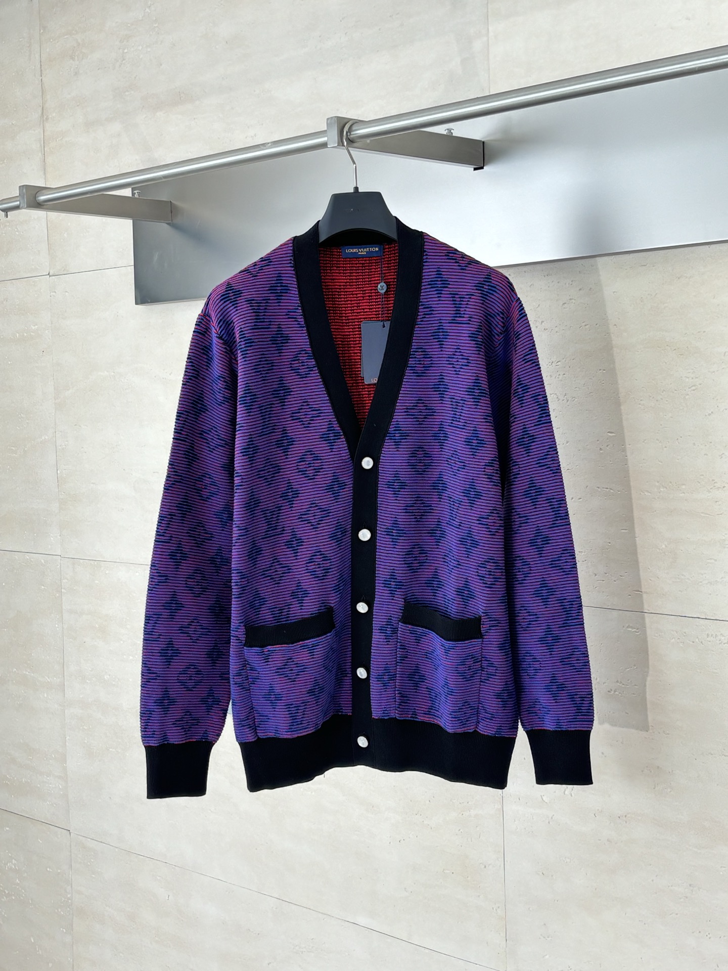 NO:529531,1V*/Louis 25 new grating jacquard knit jacket uses custom yarn. This cotton knitted cotton is soaked and dyed elegant tones. The full-frame monogram jacquard pattern is blended with gradient stripes, highlighting Louis Vuitton's superb craftsmanship with eye-catching grating effect. The deep trim stretches the Academy style, the pearlescent buttons add a Dandy atmosphere. The collar, cuffs, hem and front closure are trimmed, customized pearlescent buttons, the full-frame brand logo jacquard knitted, coloring and dyeing yarn according to the original version, the color similarity is as high as 95%, German imported 16-pin lycra jacquard SizeS/M/L/XL,,louis vuitton,jackets & coats,alexander wang198609091V*/路易 25新款光栅效果提花针织外套 采用定制纱线,本款棉质针织浸染雅致色调,为全幅 monogram 提花图案融入渐变条纹,以瞩目光栅效果彰显路易威登精湛匠艺.深邃饰边舒展学院风范,珠光纽扣再添丹迪气息,衣领、袖口、下摆和前襟配有饰边,定制珠光粗纽扣,全幅品牌徽标提花针织,参照原版进行打色及定染纱线,颜色相似度高达95％以上,德国进口机16针莱卡提花 SizeS/M/L/XL,,louis vuitton,jackets & coats,alexander wang,Men's clothing