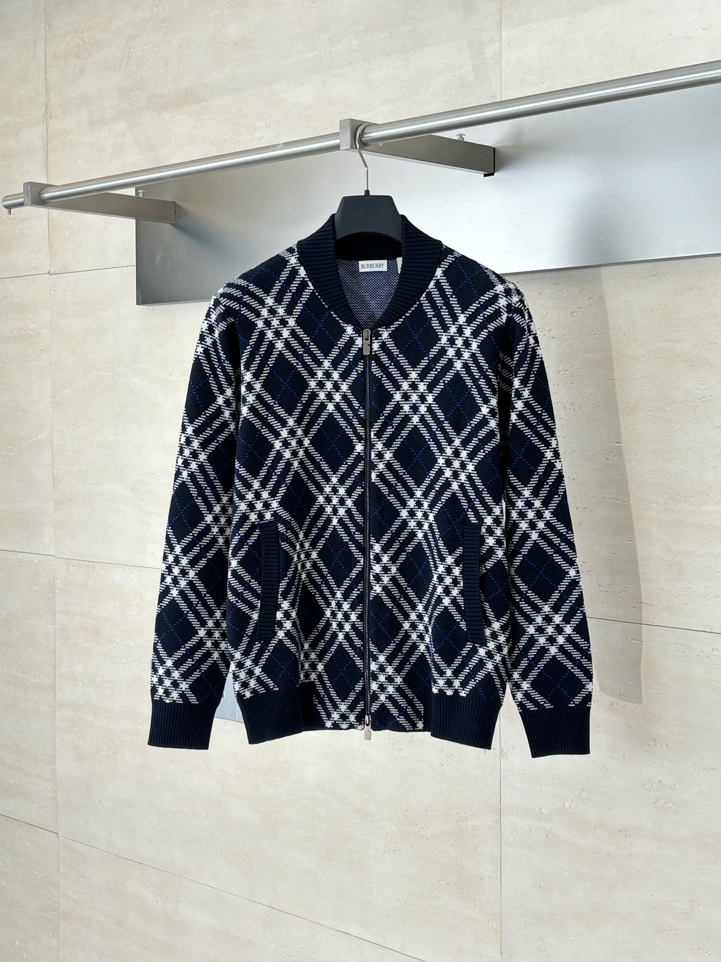 NO:530335,Burberr*/BBr New Twill plaid wool-blend zipper knit cardigan is made of selected wool cashmere-blend fabric, presenting jacquard worsted plaid patterns, creating a delicate design. The weight factor makes the clothes very droopy and the cardigan design makes the upper body more lazy, perfectly conforming to the fashion concept of the latest series of BUR and experiencing the latest BUR style!  !  SizeS/M/L, burberry, burberry, alexander wang19860909Burberr*/巴宝莉BBr 新款斜纹格纹羊毛混纺拉链针织开衫 精选羊毛羊绒混纺面料制成,呈现提花精纺的格纹图案,缔造精致设计感.以及重量的因素让衣服非常具有垂感以及开衫的设计让上身更具慵懒气质,完美的符合BUR最新系列风格的时尚理念,体验最新的BUR风情！！ SizeS/M/L,,burberry,burberry,alexander wang,Men's clothing