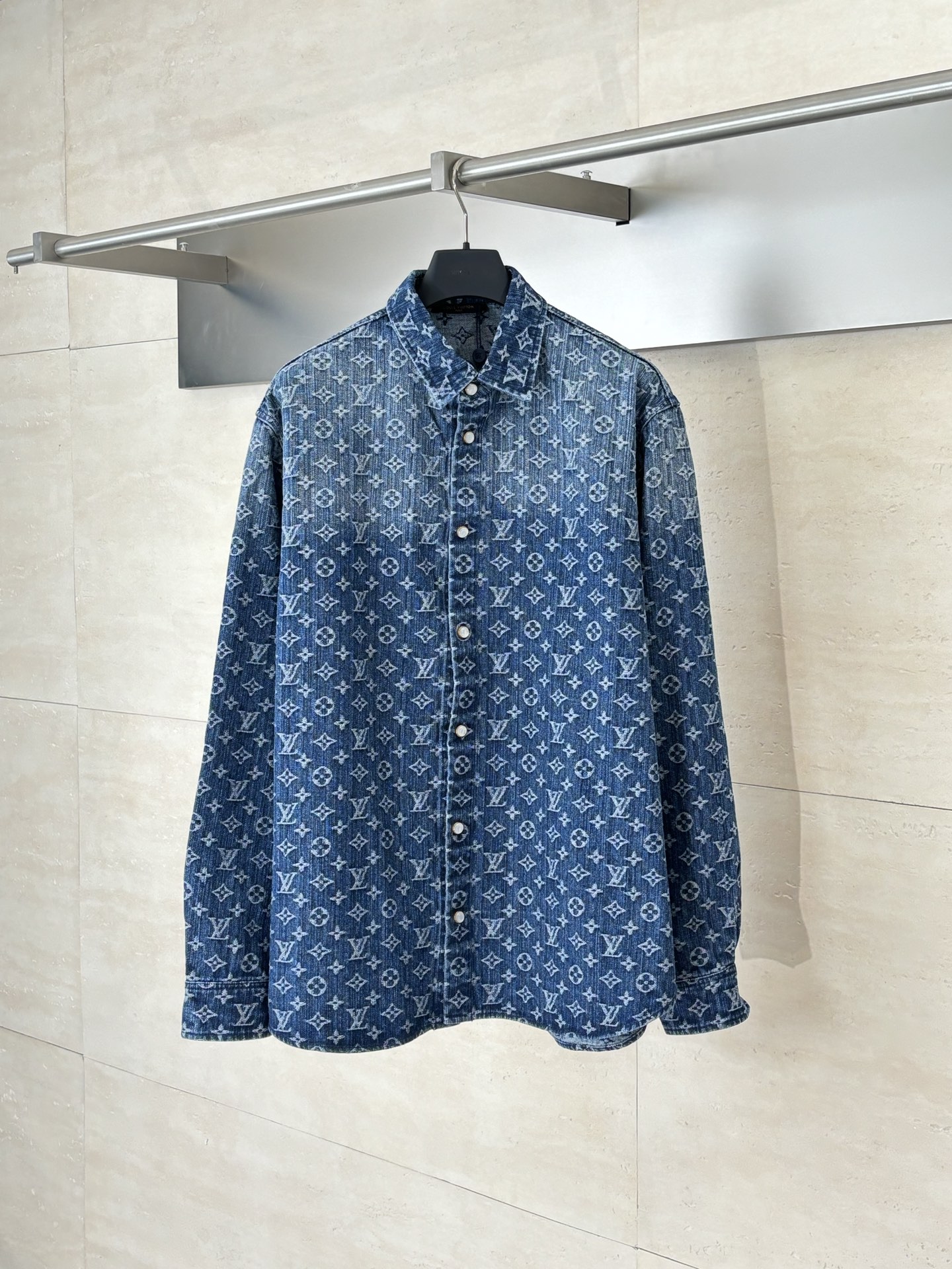 NO:530325,1V/Louis new full-print jacquard long-sleeved shirt denim jacket sewn with denim, full-print Monogram jacquard pattern, high-version male and female style SizeS/M/L/XL,,louis vuitton,jackets & coats,shirts,alexander wang198609091V/路易 秋冬新款满印提花长袖衬衫牛仔外套 采用牛仔布缝制,满印Monogram提花图案, 高版本 男女同款 SizeS/M/L/XL,,louis vuitton,jackets & coats,shirts,alexander wang,Men's clothing