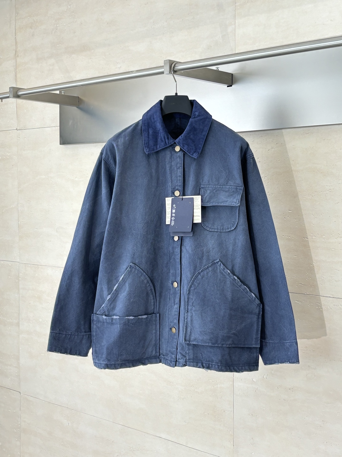 NO:530341,Prad*/Prada Multi-Pocket Fake Denim Jacket This product uses pearl sail fabric. The bead sail fabric processed through special washing process not only retains its original toughness, but also gives it a softer and more comfortable touch. This fabric gently fits the skin and brings a gentle experience like a spring breeze. The bead sail fabric has a unique retro flavor, which makes it look more rustic and natural after washing. Whether it is made or done, it can show a classic retro style, which is lovely. The washed bead sail fabric has good breathability and moisture absorption, and can remain dry and comfortable even in hot summer. At the same time, its warmth performance makes it an ideal choice for autumn and winter, the same style for men and women. Size36 38 40 42,,prada,prada,jackets & coats,alexander wang19860909Prad*/普拉达 多口袋法工牛仔外套 本产品使用珠帆面料,经过特殊水洗工艺处理的珠帆面料,不仅保留了其原有的坚韧特性,还赋予了它更为柔软舒适的触感.这种面料轻柔地贴合肌肤,带来如同春日微风般的温柔体验.珠帆面料自带一种独特的复古韵味,水洗处理后更显质朴与自然.无论是制作、还是,都能展现出经典的复古风格,令人爱不释手.水洗后的珠帆面料具有良好的透气性和吸湿性,即使在炎炎夏日也能保持干爽舒适.同时,它的保暖性能也使其成为秋冬季节的理想选择,男女同款  Size36 38 40 42,,prada,prada,jackets & coats,alexander wang,Men's clothing