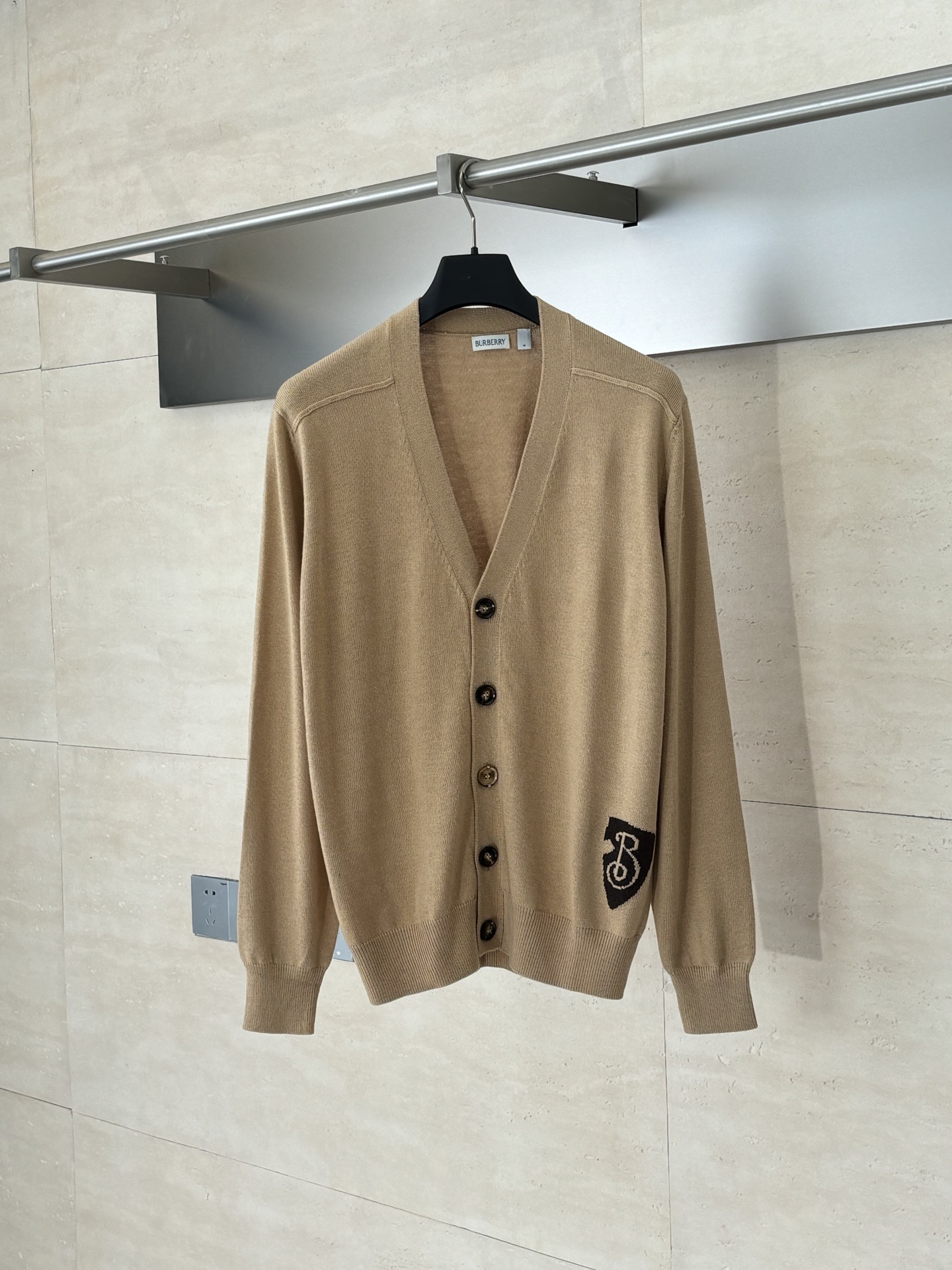 NO:530329,Burberry*/Bbr ss new wool shield war horse knit cardigan with round neck style, cleverly blend of decorative appliqués Burberry check, brand logo and equestrian knight logo (EKD), creatively reinterpret the brand's iconic Trench coat label design Size S/M/L/XL,,burberry,burberry,alexander wang19860909Burberr*/巴宝莉 Bbr ss新款羊毛盾牌战马针织开衫 采用圆领款式,饰牌贴花巧妙融合 Burberry 格纹、品牌徽标和马术骑士徽标（EKD）,创意重释品牌标志性 Trench 风衣的标签设计 尺码S/M/L/XL,,burberry,burberry,alexander wang,Men's clothing