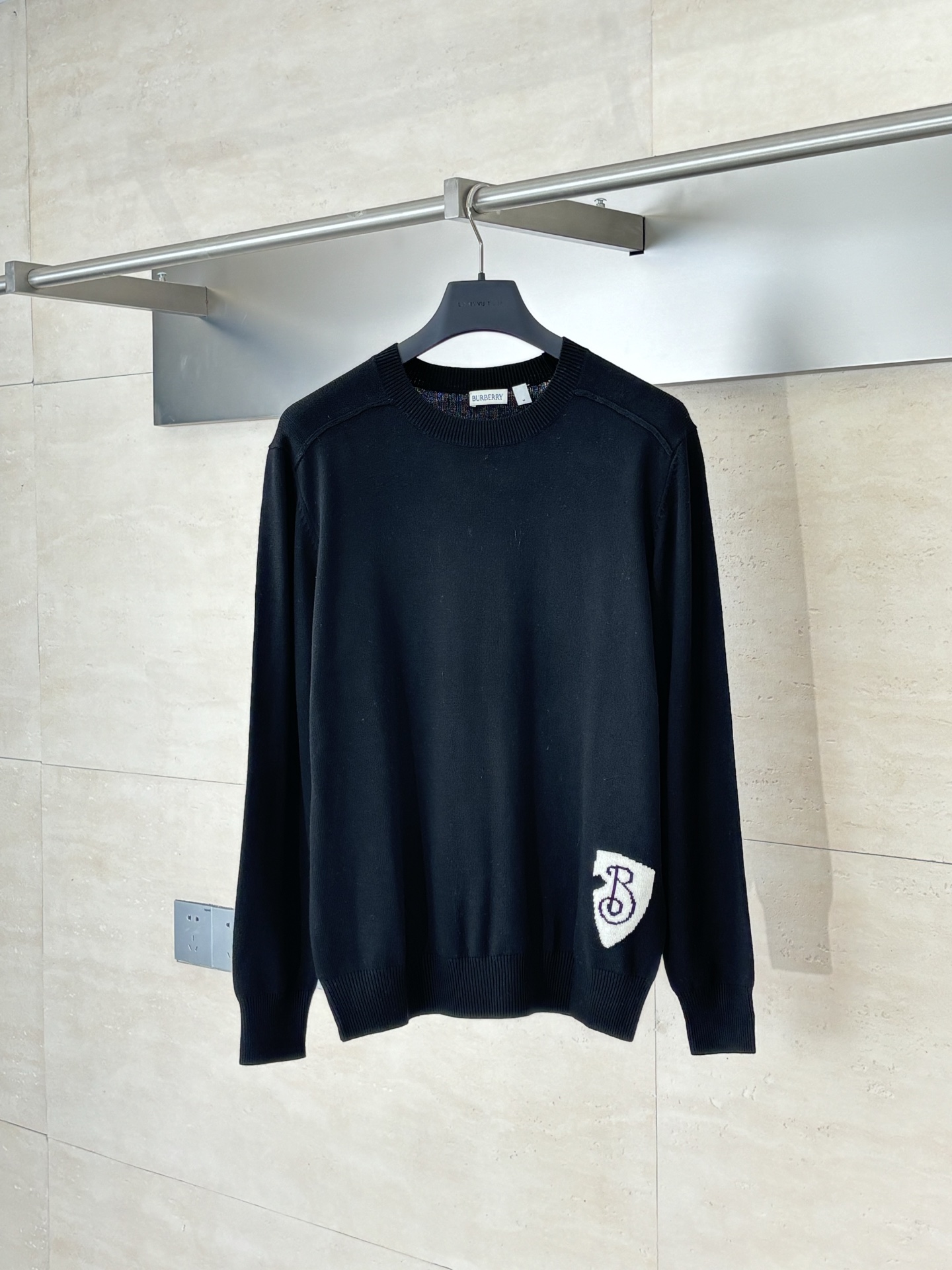 NO:530333,Burberr*/Burberry Shield inlay knitted round-neck pullover sweater is made of custom wool fabric, wool, and hem jacquard technology is made of Burberry classic B-shaped shield as the core element. The pattern is woven by a precision jacquard loom, with clear and neat lines and full of three-dimensionality. The jacquard part is integrated with the brand letter logo, which not only retains the retro charm but also injects a modern street feeling. The side seams are positioned in infrared to ensure the precise alignment of the pattern splicing, custom auxiliary materials, complete three-marks SizeS/M/L,,burberry,burberry,sweaters,alexander wang19860909Burberr*/巴宝莉 盾牌嵌花针织圆领套头毛衣 采用定制羊毛面料,羊毛,下摆提花工艺以Burberry经典B字盾牌为核心元素,图案通过精密提花织机编织,线条清晰利落,立体感十足.提花部分融入品牌字母标识,既保留复古韵味,又注入现代街头感 侧缝线采用红外线定位,确保图案拼接精准对齐,定制辅料,三标齐全 SizeS/M/L,,burberry,burberry,sweaters,alexander wang,Men's clothing