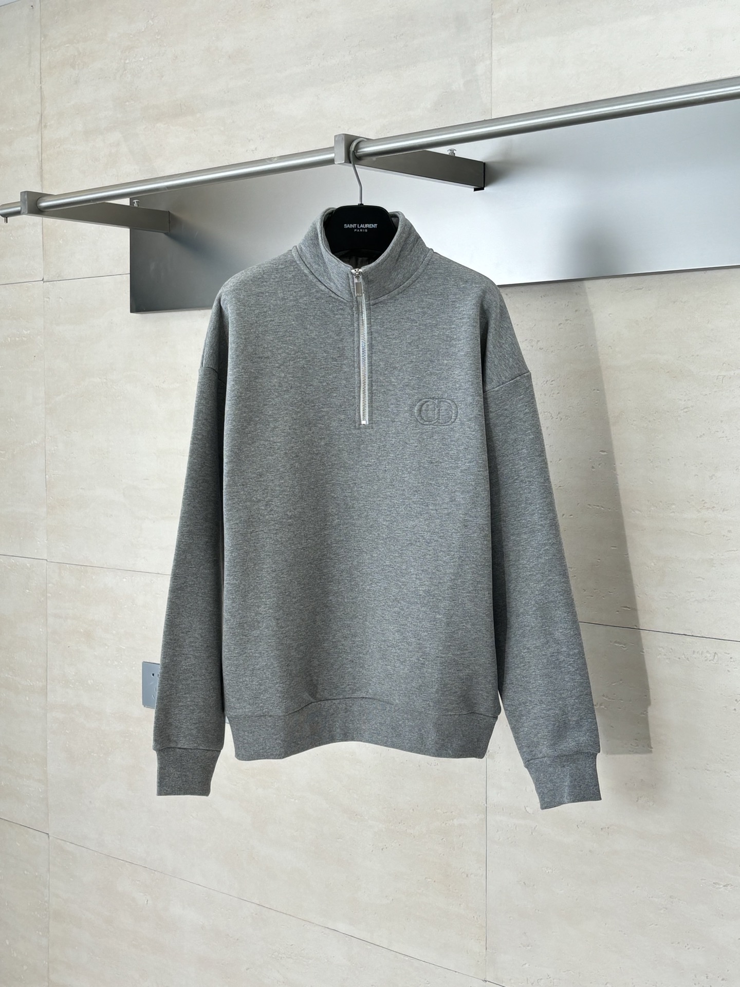 NO:530353,Dio*/Dio CD embroidery logo semi-zipper pullover sweatshirt is made of 380g terry fleece fabric, the fabric is made of long yarn, original custom floral gray. The thread is made of 2*2 double yarn thread, thread pure yarn, high-temperature fixed fabric will not deform when worn for a long time. The embroidery uses internal double needle embroidery method, and the reverse side is used for embroidery to make the stitching effect. SizeS/M/L/XL,,dior,dior,hoodie,sweatshirts,alexander wang19860909Dio*/迪奥 CD刺绣标志半拉链套头卫衣 采用380克毛圈抓绒面料,面料采用长纱匹马棉原版定制花灰色.螺纹采用2*2双纱螺纹,螺纹纯纱线织成,高温固定面料与久穿不变形. 刺绣采用内部双针位绣法,反面做刺绣做部缝线效果. SizeS/M/L/XL,,dior,dior,hoodie,sweatshirts,alexander wang,Men's clothing