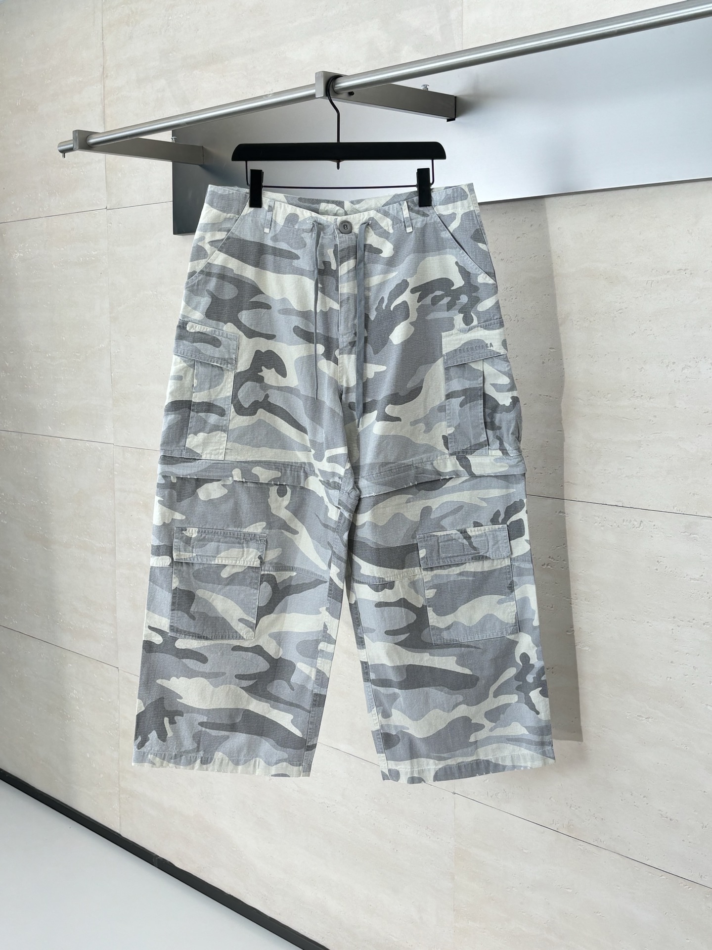 NO:526015,Balenciag*/Paris Blcg Heavy Industry Camouflage Cargo Washing Loose Wide Legs Removable Multiple Pockets Two Wear Trousers SizeS/M/L,,balenciaga,alexander wang19860909Balenciag*/巴黎Blcg 重工迷彩cargo水洗破坏宽松阔腿可拆卸多口袋两穿长裤 SizeS/M/L,,balenciaga,alexander wang,Men's clothing