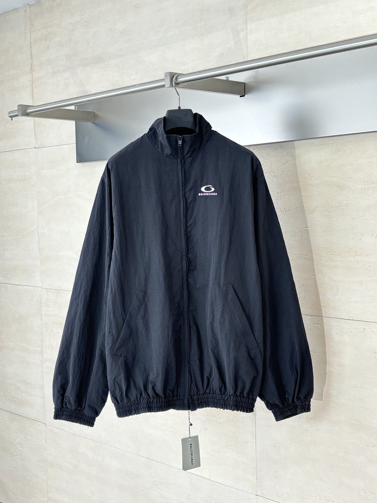 NO:529516,Balenciaga*/Paris 24fw new letter embroidered windbreaker jacket adopts environmentally friendly technology imported nylon functional fabric adopts imported machine embroidery process Customized 1:1 hardware zipper SizeS/M/L,,balenciaga, jackets & coats,alexander wang19860909Balenciaga*/巴黎24fw新款字母刺绣风衣外套 采用环保科技进口尼龙功能性面料 采用进口机器刺绣工艺 定制1:1五金拉链 SizeS/M/L,,balenciaga,jackets & coats,alexander wang,Men's clothing