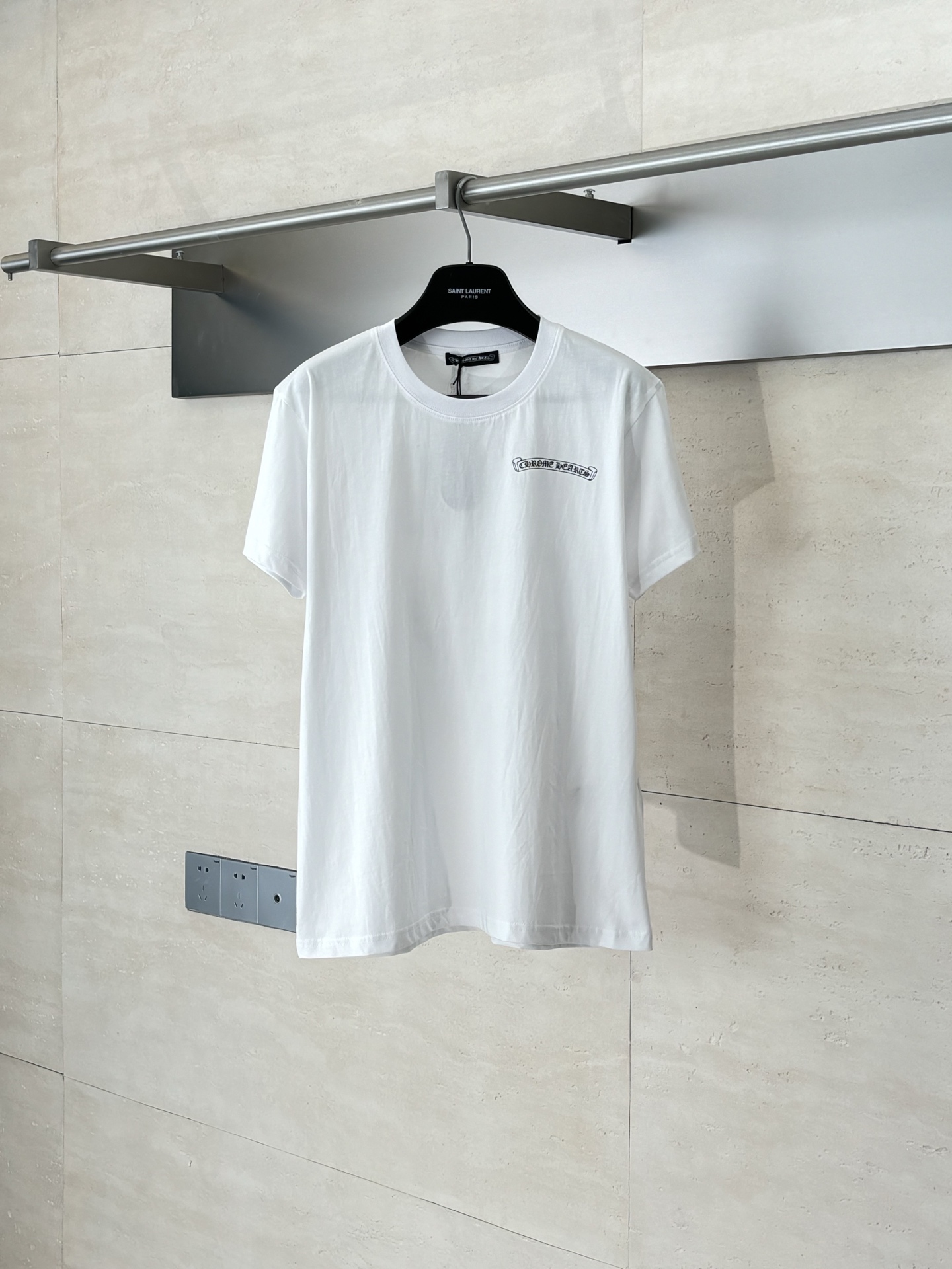 NO:529528,Come Hearts*/Croxin 25Ss new villain graffiti letter short-sleeved T-shirt adopts silk screen printing, the exquisite small label on the front of the T-shirt cleverly incorporates brand elements through silk screen printing, low-key and recognizable. The back 'STYLE SAVES' is paired with interesting cartoon patterns. The colors are bright and clear. Whether it is the edges of the letters or the outline of the cartoon image, it can be presented delicately, showing a unique trendy attitude and fashion taste. SizeS/M/L,,chrome hearts, T-shirt,tees, t-shirt,alexander wang19860909Come Hearts*/克罗心 25Ss新款小人涂鸦字母短袖T恤 采用丝网印刷,T恤正面的精致小标 通过丝网印刷将品牌元素巧妙融入 低调又不失辨识度 背面 “STYLE SAVES” 搭配趣味十足的卡通图案 色彩鲜明、线条清晰 无论是字母的边缘还是卡通形象的轮廓 都能做到细腻呈现,彰显独特的潮流态度与时尚品味 SizeS/M/L,,chrome hearts,T-shirt,tees，t-shirt,alexander wang,Men's clothing