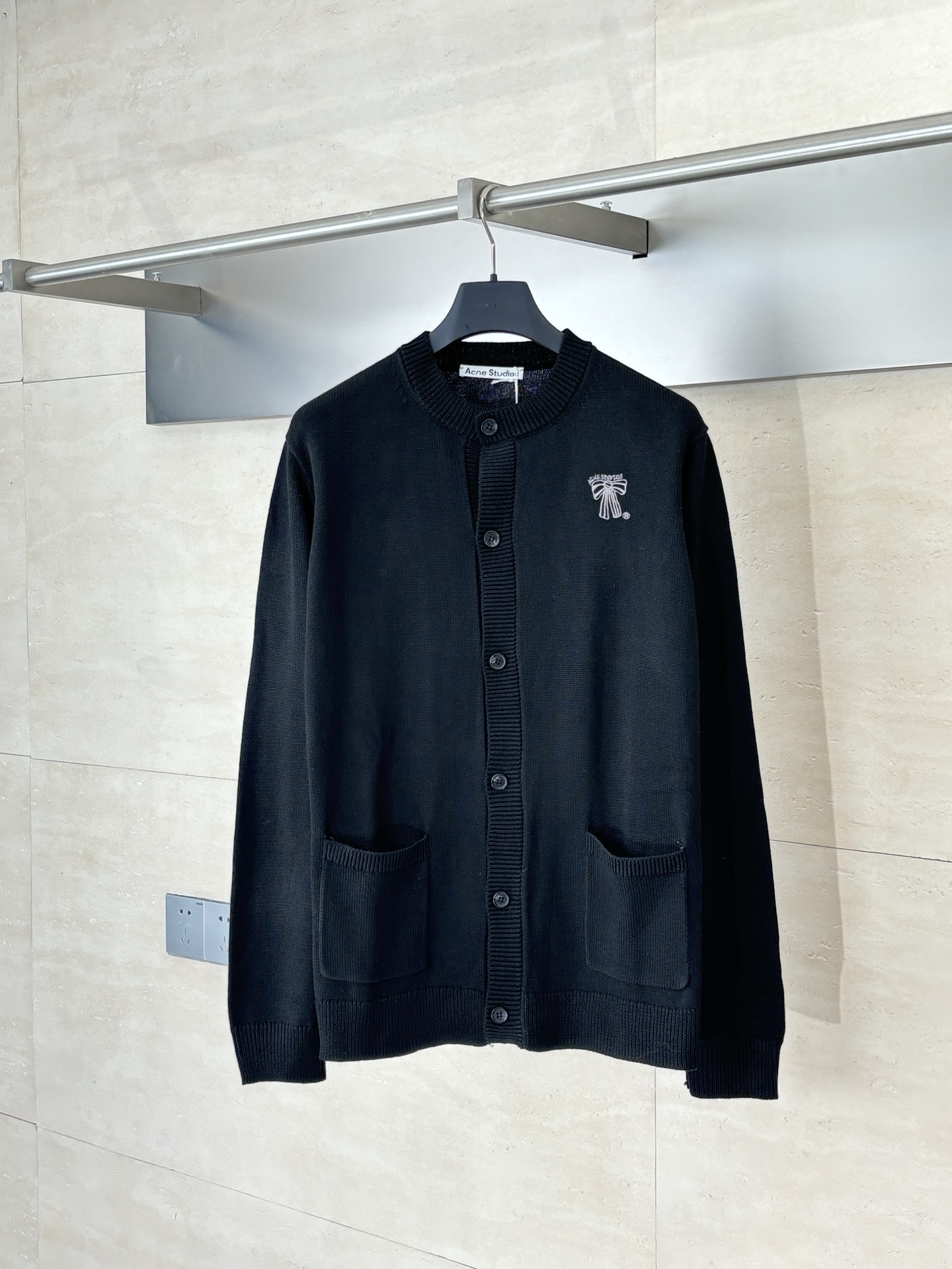 NO:530357,Acne Studio* bow embroidered cardigan sweater uses 6 strands of 26μm ultrafine merino wool blend yarn, and the yarn strength is increased by 40 through Sairo spinning technology. The air core wrapping process injects 0.1 gaseous silicone oil into the hollow layer of the yarn to reduce the weight of the fabric by 15 and retains the natural warmth of the wool. The Japanese Shima Jing MFG-3.2 seven-pin computer horizontal machine is used to interact with floating thread + ring + hanging needle to weave a 1.2mm thickness invisible diamond sandwich layer. The cuffs use 5→7G gradient needle spacing, and the precision transition of 0.3 needles per centimeter is increased by programming. SizeS/M/L,,acne studios,dior,sweaters,alexander wang19860909Acne Studio* 蝴蝶结刺绣开衫毛衣 采用6股26μm超细美利奴羊毛混纺纱,通过赛络纺技术复合加捻,使纱线强度提升40.空气包芯工艺在纱线中空层注入0.1气态硅油,实现织物重量减轻15保有羊毛天然保暖性.采用日本岛精MFG-3.2七针距电脑横机,以浮线+集圈+挂针三重交互,编织出1.2mm厚度的隐形菱格夹层,袖口采用5→7G渐变针距,通过编程实现每厘米增加0.3针的精密过渡.  SizeS/M/L,,acne studios,dior,sweaters,alexander wang,Men's clothing