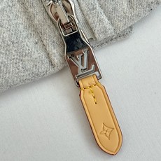 1V/路易 24FW新款羊毛领绵羊毛束腰夹克外套本款束腰为斜纹绵羊毛渲染冬日色彩,成就雪后休闲的雅致之选 1V/路易 24FW新款羊毛领绵羊毛束腰夹克外套本款束腰为斜纹绵羊毛渲染冬日色彩,成就雪后休闲的雅致之选