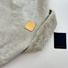1V/路易 24FW新款羊毛领绵羊毛束腰夹克外套本款束腰为斜纹绵羊毛渲染冬日色彩,成就雪后休闲的雅致之选 1V/路易 24FW新款羊毛领绵羊毛束腰夹克外套本款束腰为斜纹绵羊毛渲染冬日色彩,成就雪后休闲的雅致之选