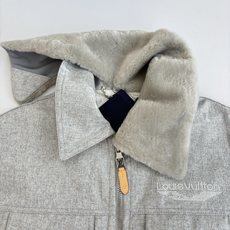 1V/路易 24FW新款羊毛领绵羊毛束腰夹克外套本款束腰为斜纹绵羊毛渲染冬日色彩,成就雪后休闲的雅致之选 1V/路易 24FW新款羊毛领绵羊毛束腰夹克外套本款束腰为斜纹绵羊毛渲染冬日色彩,成就雪后休闲的雅致之选