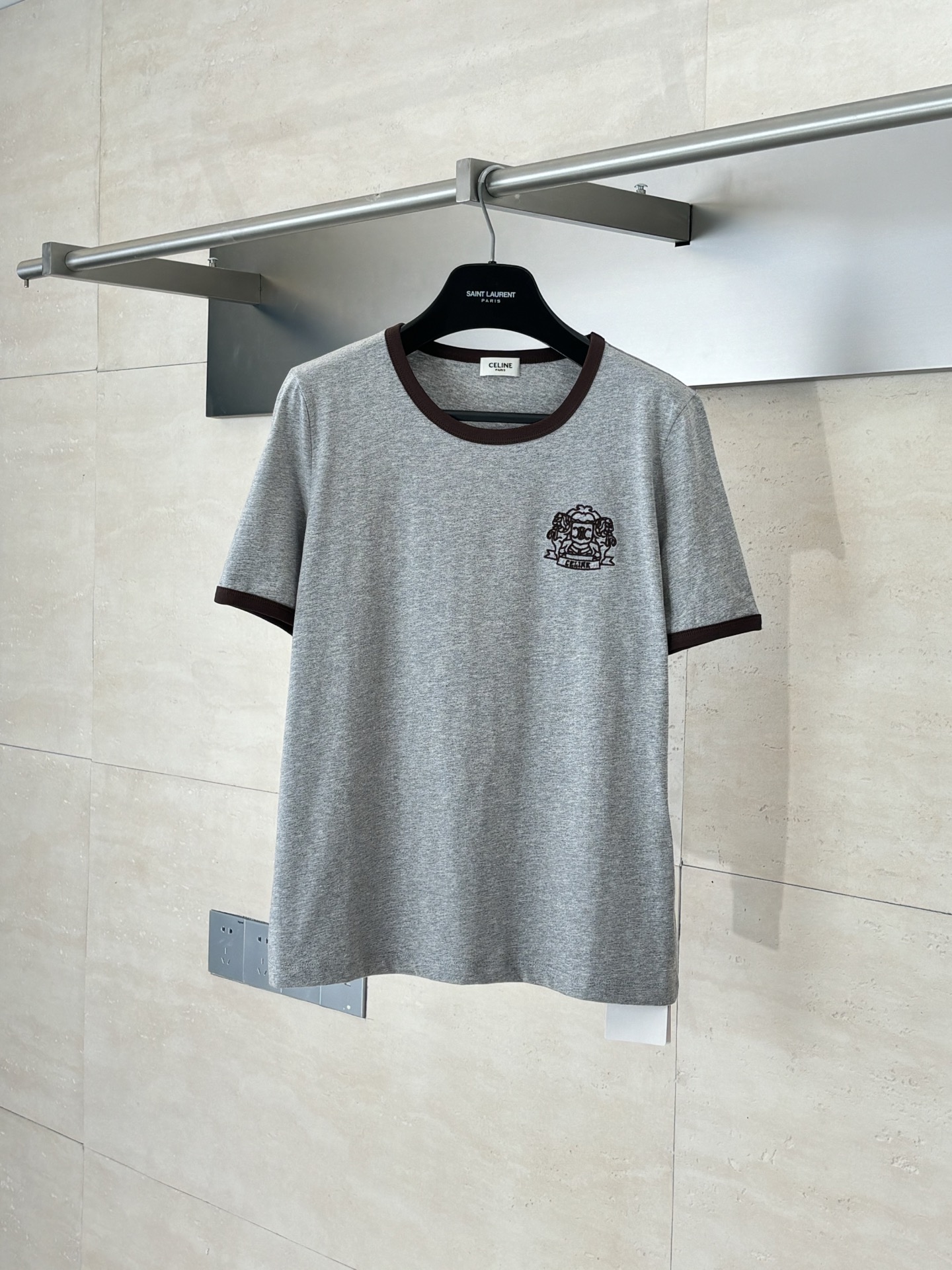 NO:529534,Celien*/Celin 25Ss new round-neck badge embroidered short-sleeved T-shirt imported all-cotton material, comfortable and breathable, full texture. Voxel color base with contrasting collar cuffs. The chest is embroidered with iconic letter badge embroidery decoration. The upper body is simple and elegant. Regular short-sleeved T-shirt tailoring to create a personalized style. The inner wear is brilliant and fashionable. SizeS/M/L,,celine,celine,T-shirt,tees,t-shirt,alexander wang19860909Celien*/赛琳 25Ss新款圆领徽章刺绣短袖T恤 进口全棉材质,舒适透气,质感十足 通体素色打底配合领口袖口撞色包边设计 胸前点缀标志性字母徽章刺绣装饰 彰显品牌调性,上身简约大气 常规短袖T恤剪裁,打造个性风格 单穿内搭都出彩时髦 SizeS/M/L,,celine,celine,T-shirt,tees，t-shirt,alexander wang,Men's clothing