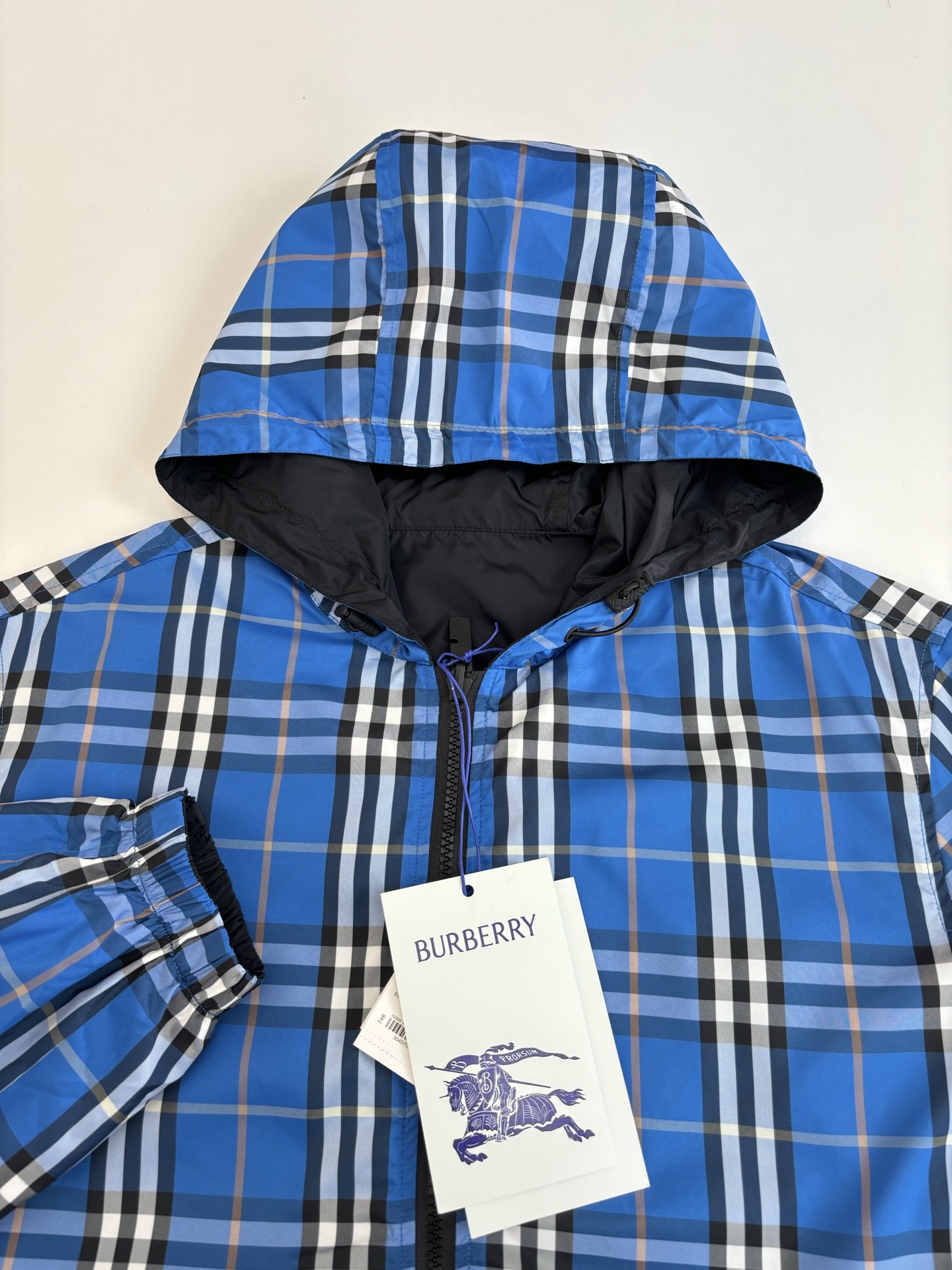 P280
Burberr*/巴宝莉 Bbr格纹双面穿外套

定织定染格子面料，格子大小和zp一致，区别 市面现成面料格子大1cm的一眼假差距，前幅、后背、定位，还原所有对位问题，件裁、修片花费巨大人工时间成本，整件除去内外两层面料，中间还有一层面料 ，一共有三层面料，面料消耗巨大！抽绳，胶章，拉链等所有五金辅料全部开模定制，出入无压力，随意对比

Size：S/M/L/XL