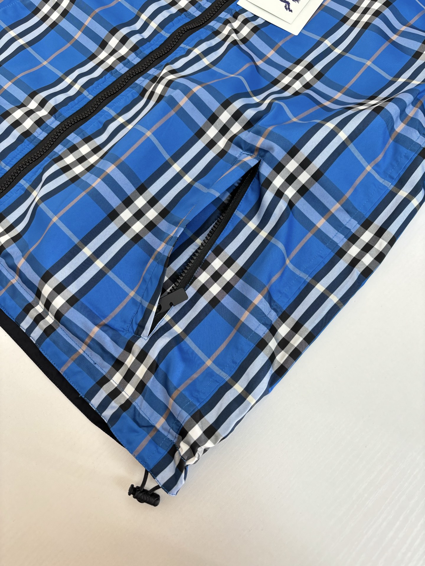 P280
Burberr*/巴宝莉 Bbr格纹双面穿外套

定织定染格子面料，格子大小和zp一致，区别 市面现成面料格子大1cm的一眼假差距，前幅、后背、定位，还原所有对位问题，件裁、修片花费巨大人工时间成本，整件除去内外两层面料，中间还有一层面料 ，一共有三层面料，面料消耗巨大！抽绳，胶章，拉链等所有五金辅料全部开模定制，出入无压力，随意对比

Size：S/M/L/XL