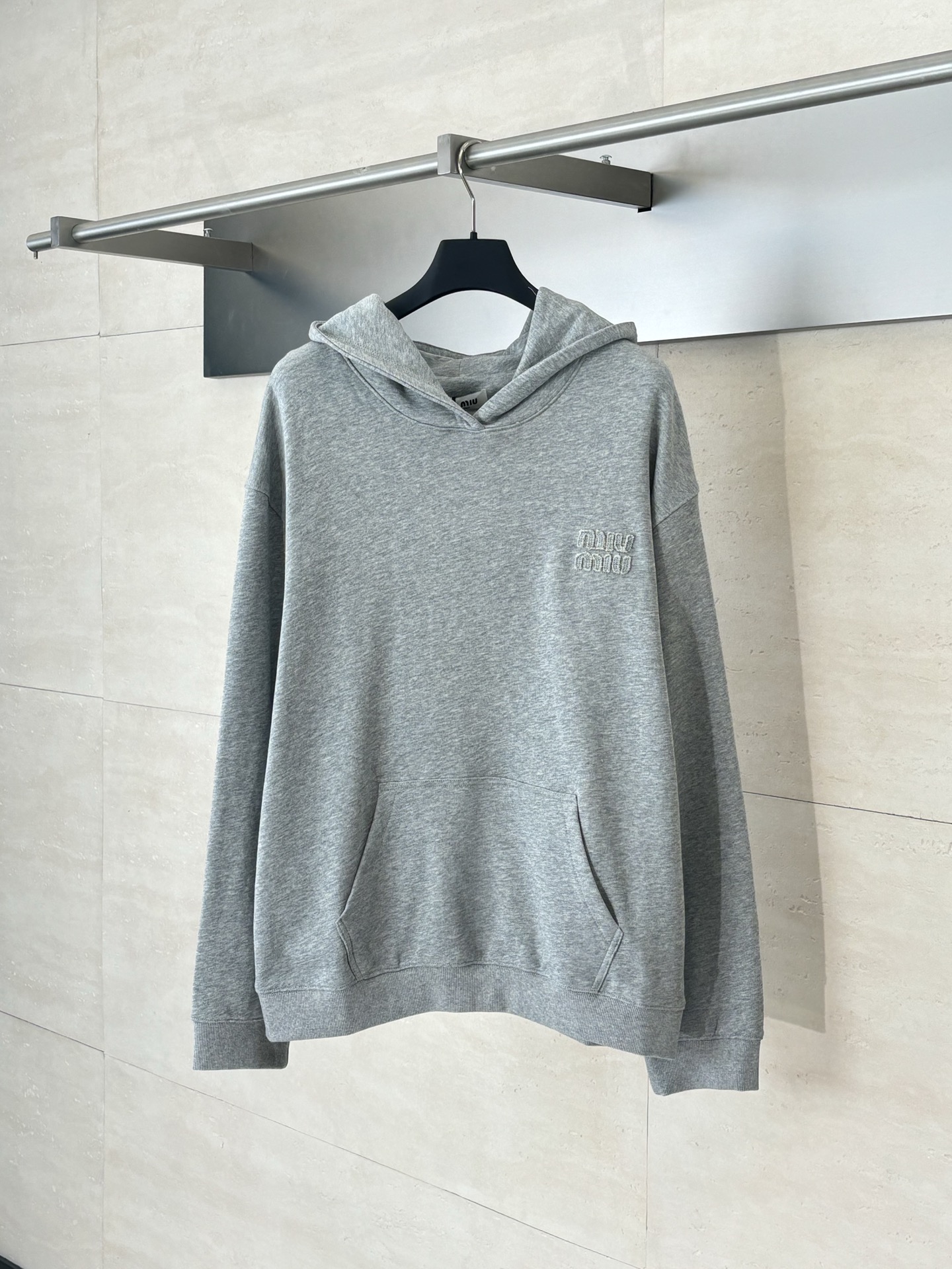 NO:529526,Miumi*/Miaomiao Logo adornment embroidered hooded sweatshirt Customized 11 440g double-strand terry sweatshirt fabric, woven with double-strand yarn, the terry makes the surface of the fabric soft and touching, and custom 1*1 pull-up ribs are customized. It is matched with double-strand terry to make the overall clothes keep warm and breathable, comfort and durability. It uses imported laser flowering equipment to control laser precision focus and energy to vaporize or carbonize the fabric, thereby achieving high-precision pattern production. Using laser cutting equipment, laser cutting can achieve complex shape cutting, neat and smooth edges, fast and loose style. SizeS/M/L/XL,,miumiu,hoodie,sweatshirts,hats,alexander wang19860909Miumi*/缪缪 徽标饰贴布刺绣连帽卫衣 定制11 440克双股毛圈卫衣面料,采用双股纱线编织而成,毛圈使面料表面具有柔软的触感,定制1*1拉架罗纹,与双股毛圈搭配使其衣服整体在保暖的同时不失透气性、舒适性和耐用性.采用进口的激光烧花设备,控制激光精准聚焦和能量对面料进行气化或者碳化,从而实现高精度的图案制作.采用激光切割设备,激光切割能够实现复杂形状的切割,边缘整齐、光滑,而且速度快,宽松版型. SizeS/M/L/XL,,miumiu,hoodie,sweatshirts,hats,alexander wang,Men's clothing