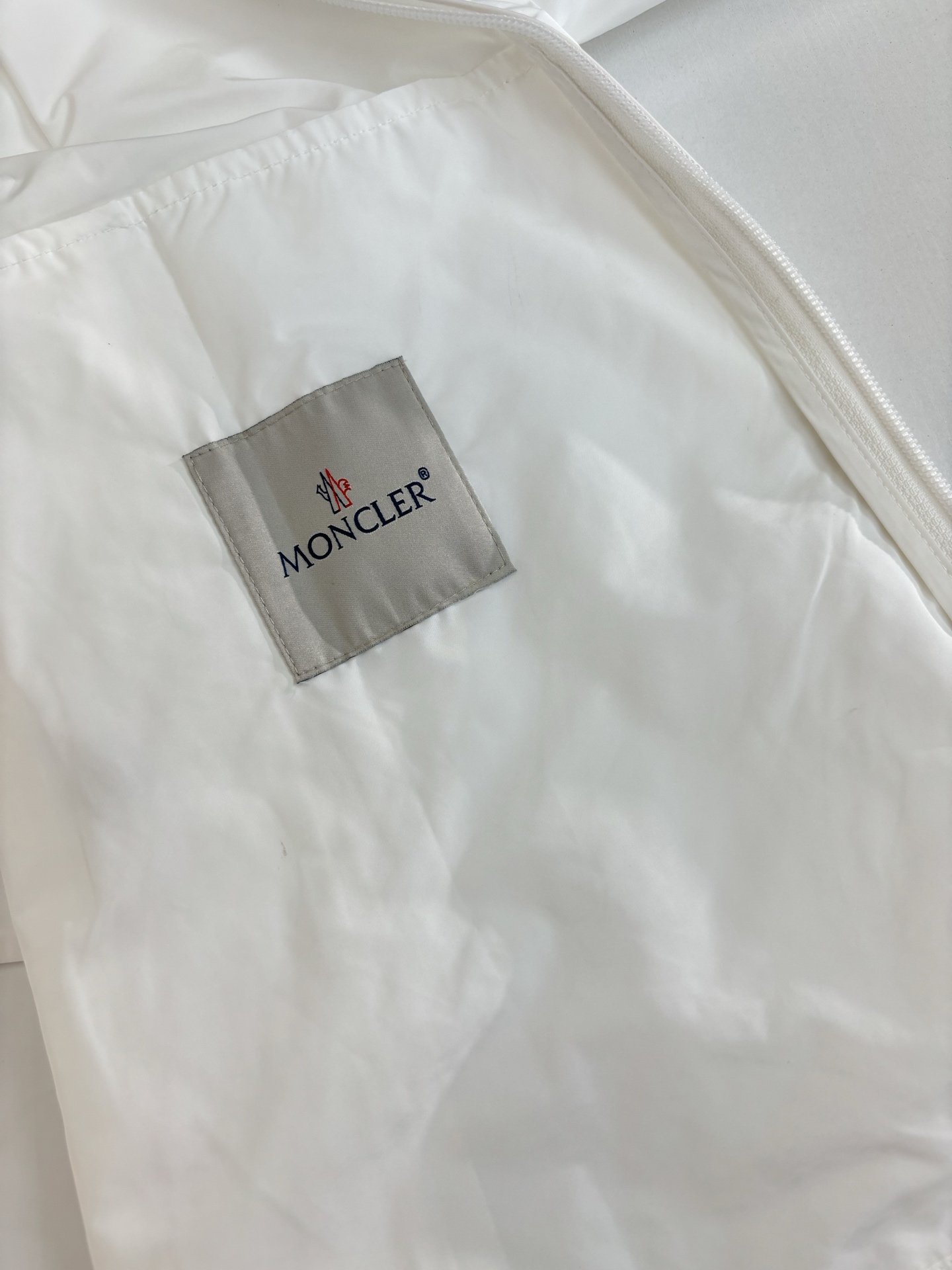 Moncler*/蒙口 25Fw新款连帽抽绳防晒外套 Size：S/M/L/XL/XXL