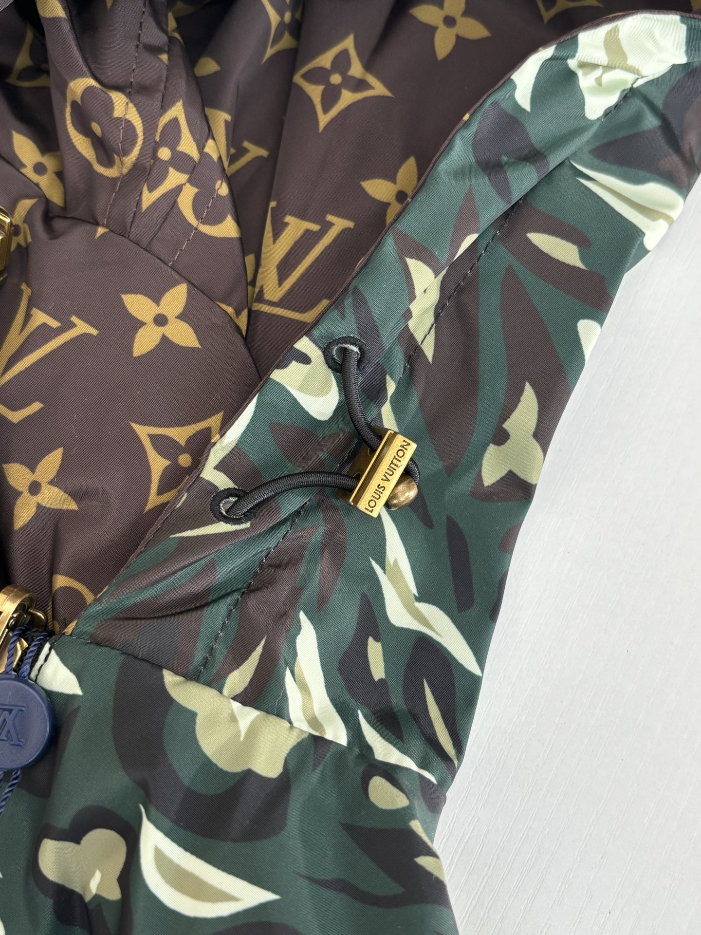 P300
1V/路易 25SS新款nigo菲董联名军绿双面穿夹克外套

Size：S/M/L/XL