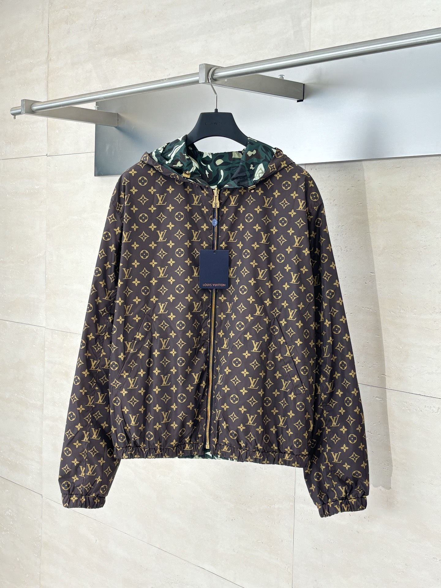 P300
1V/路易 25SS新款nigo菲董联名军绿双面穿夹克外套

Size：S/M/L/XL