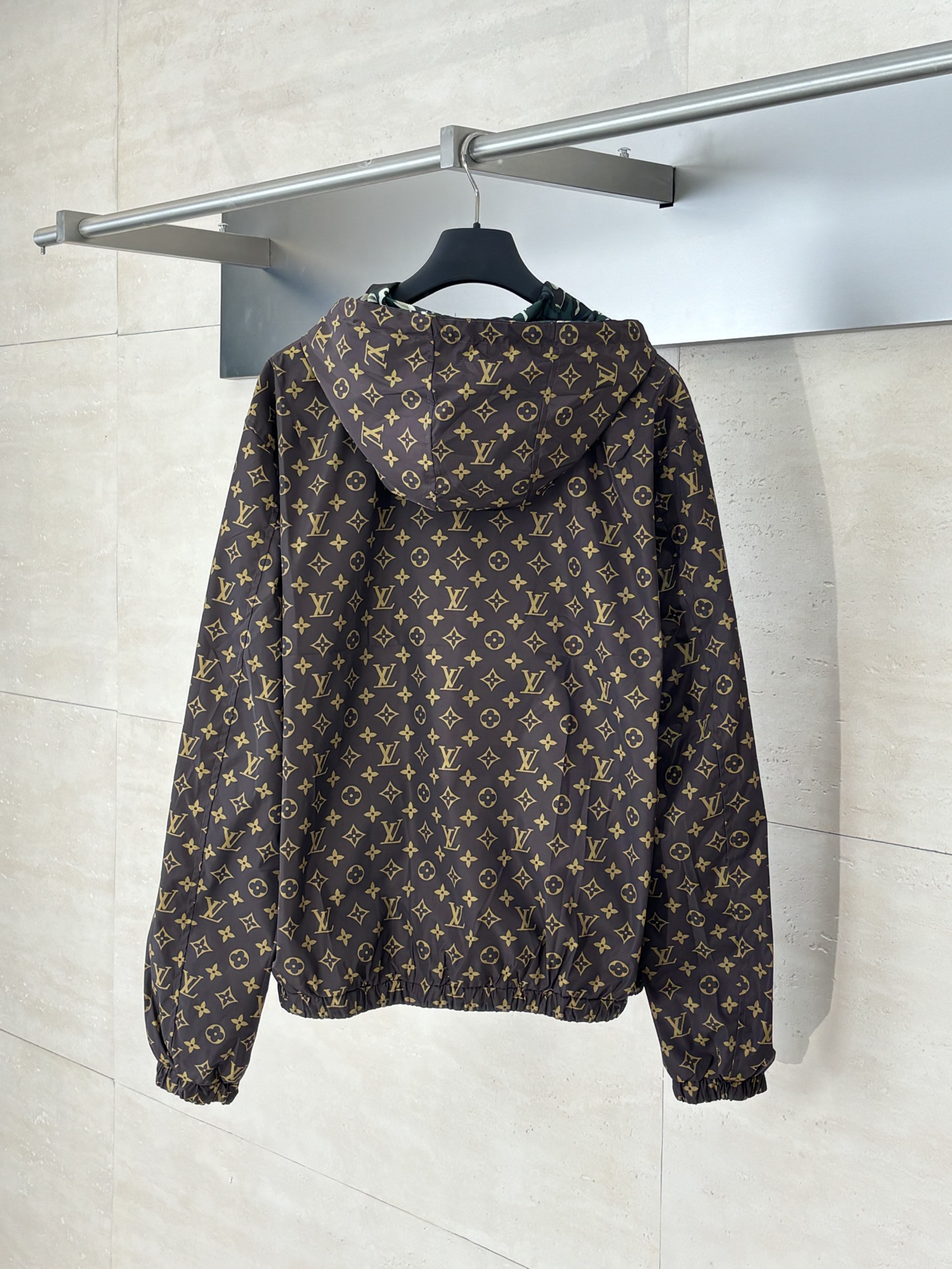 P300
1V/路易 25SS新款nigo菲董联名军绿双面穿夹克外套

Size：S/M/L/XL