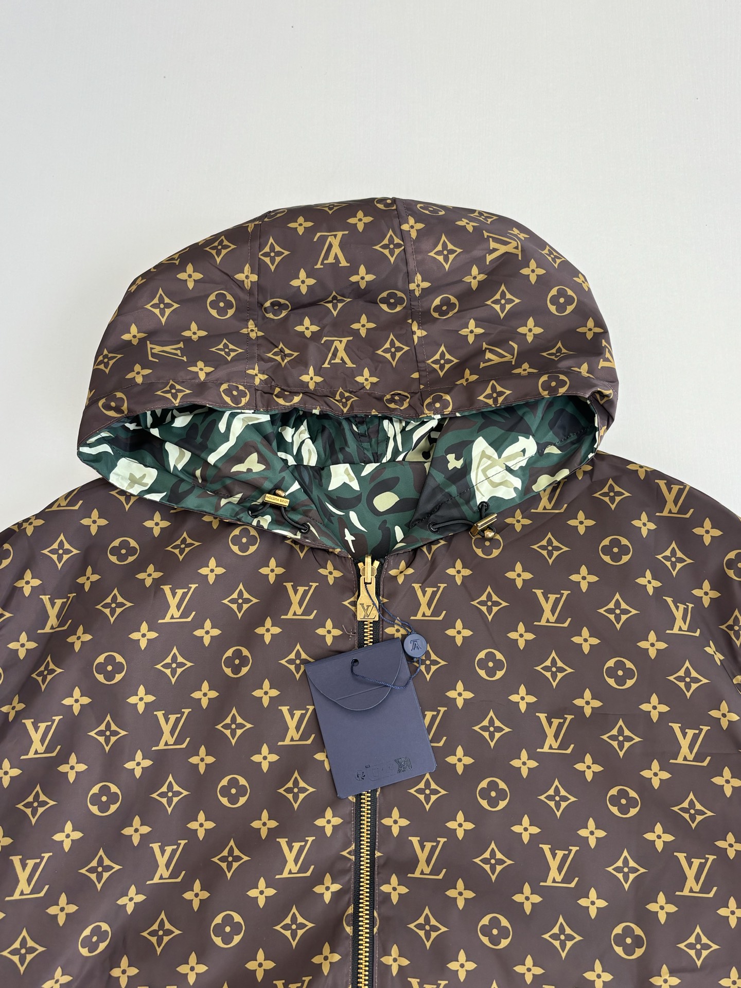 P300
1V/路易 25SS新款nigo菲董联名军绿双面穿夹克外套

Size：S/M/L/XL