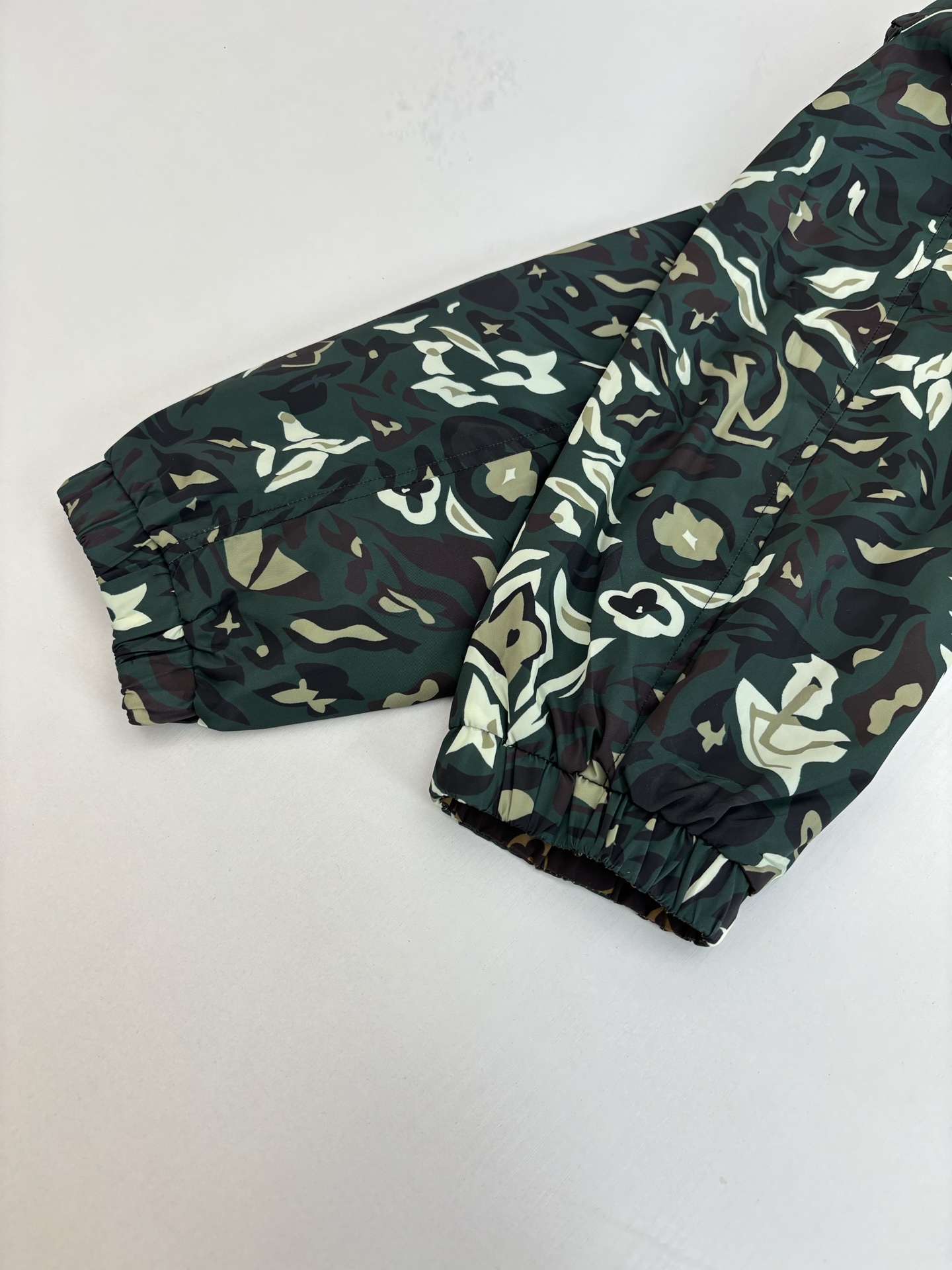 1V/路易 25SS新款nigo菲董联名军绿双面穿夹克外套Size：S/M/L/XL