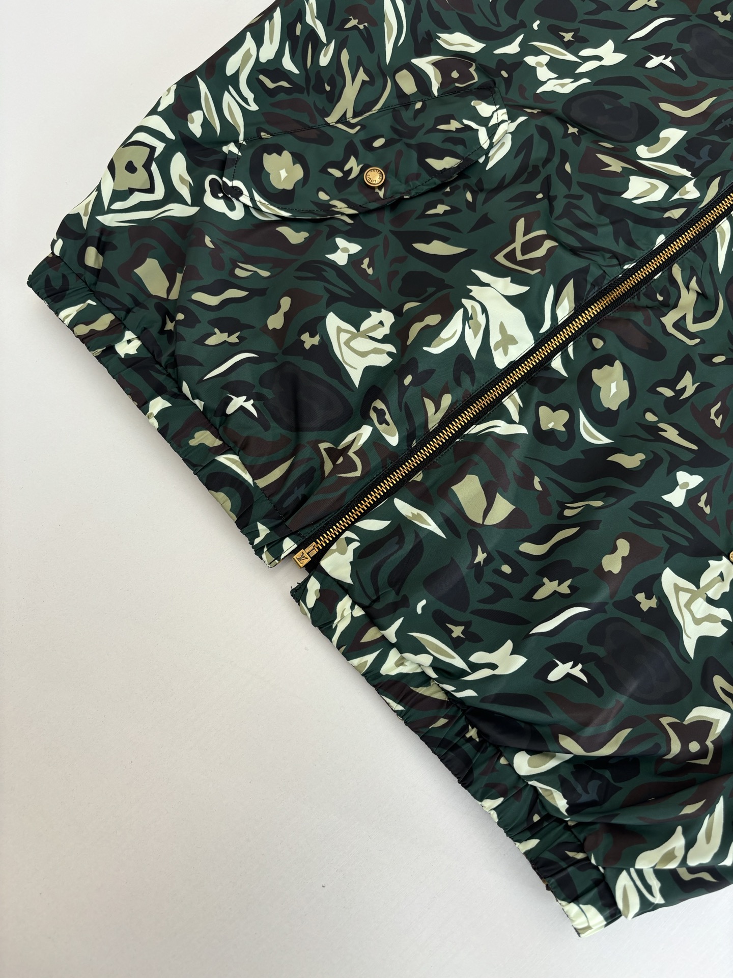 1V/路易 25SS新款nigo菲董联名军绿双面穿夹克外套Size：S/M/L/XL