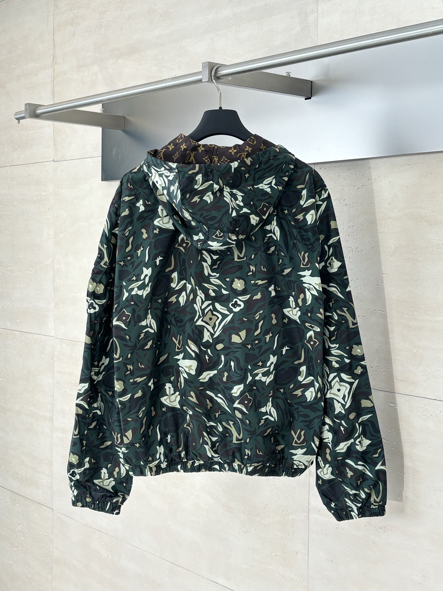 P300
1V/路易 25SS新款nigo菲董联名军绿双面穿夹克外套

Size：S/M/L/XL