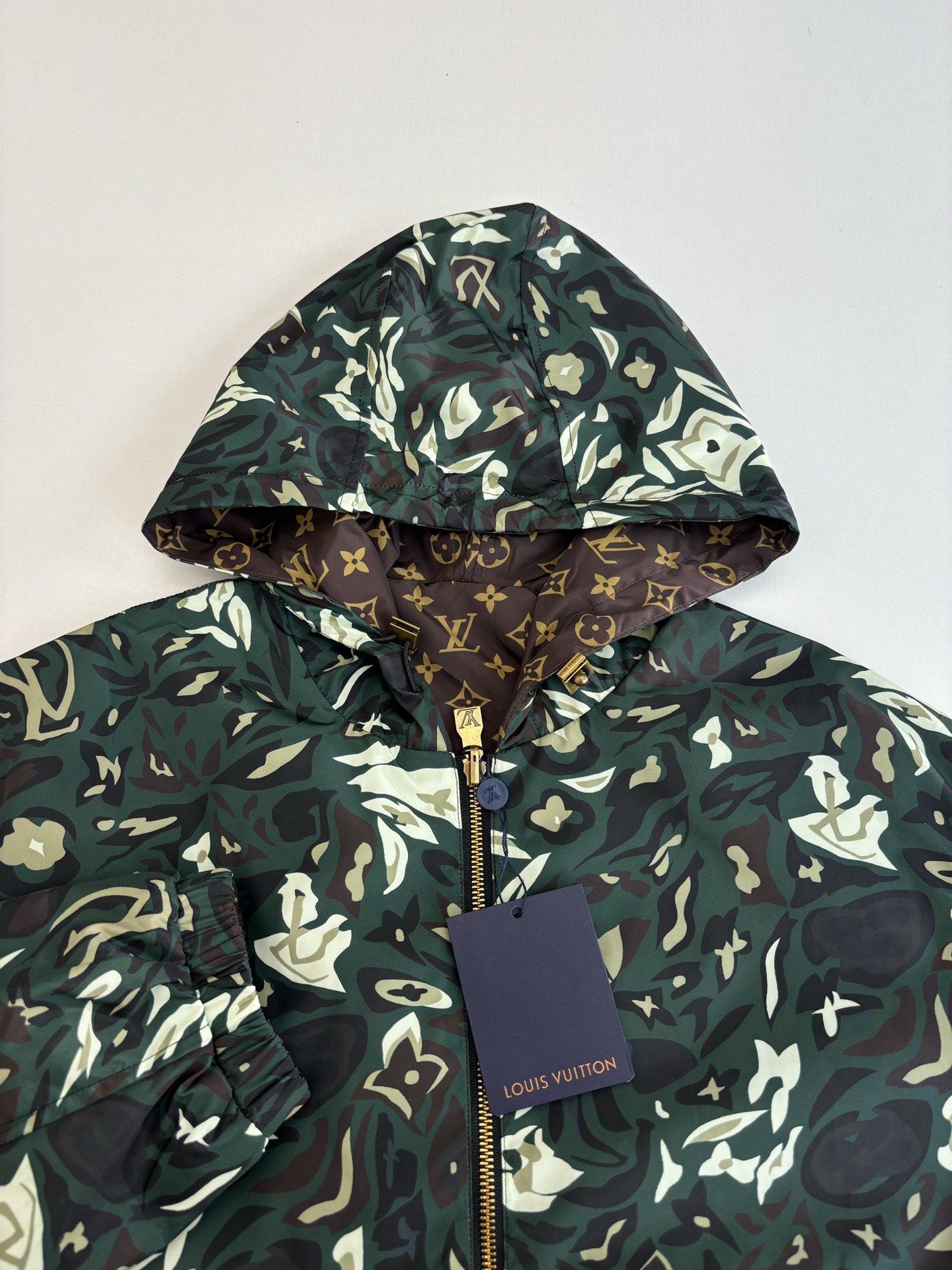 P300
1V/路易 25SS新款nigo菲董联名军绿双面穿夹克外套

Size：S/M/L/XL