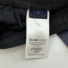1V/路易 25SS满印超声波压花暗纹沙滩短裤整体Logo采用超声波压花 60高密平纹锦纶面料,满天星聚 1V/路易 25SS满印超声波压花暗纹沙滩短裤整体Logo采用超声波压花 60高密平纹锦纶面料,满天星聚