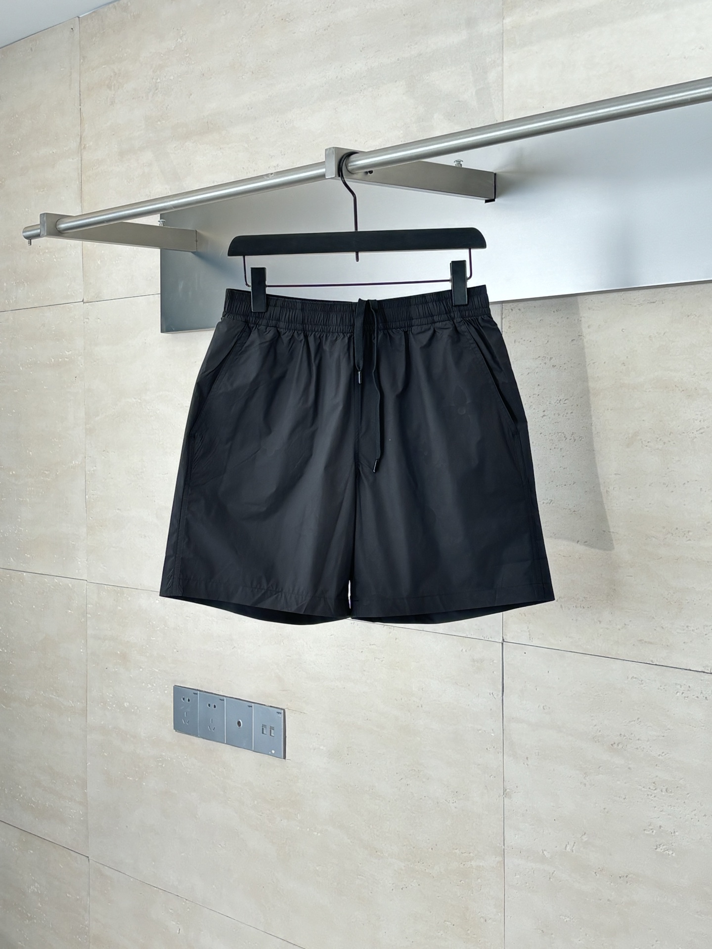 NO:529550,1V/Louis 25SS full-print ultrasonic embossed dark pattern beach shorts The overall logo uses ultrasonic embossed 60 high-density plain-walled nylon fabric, starry polyester mesh custom fabric restored hardware 1:1 SizeS/M/L/XL,,louis vuitton, shorts,alexander wang198609091V/路易 25SS满印超声波压花暗纹沙滩短裤 整体Logo采用超声波压花 60高密平纹锦纶面料,满天星聚酯纤维网布 定制面料 还原五金1:1 SizeS/M/L/XL,,louis vuitton,shorts,alexander wang,Men's clothing