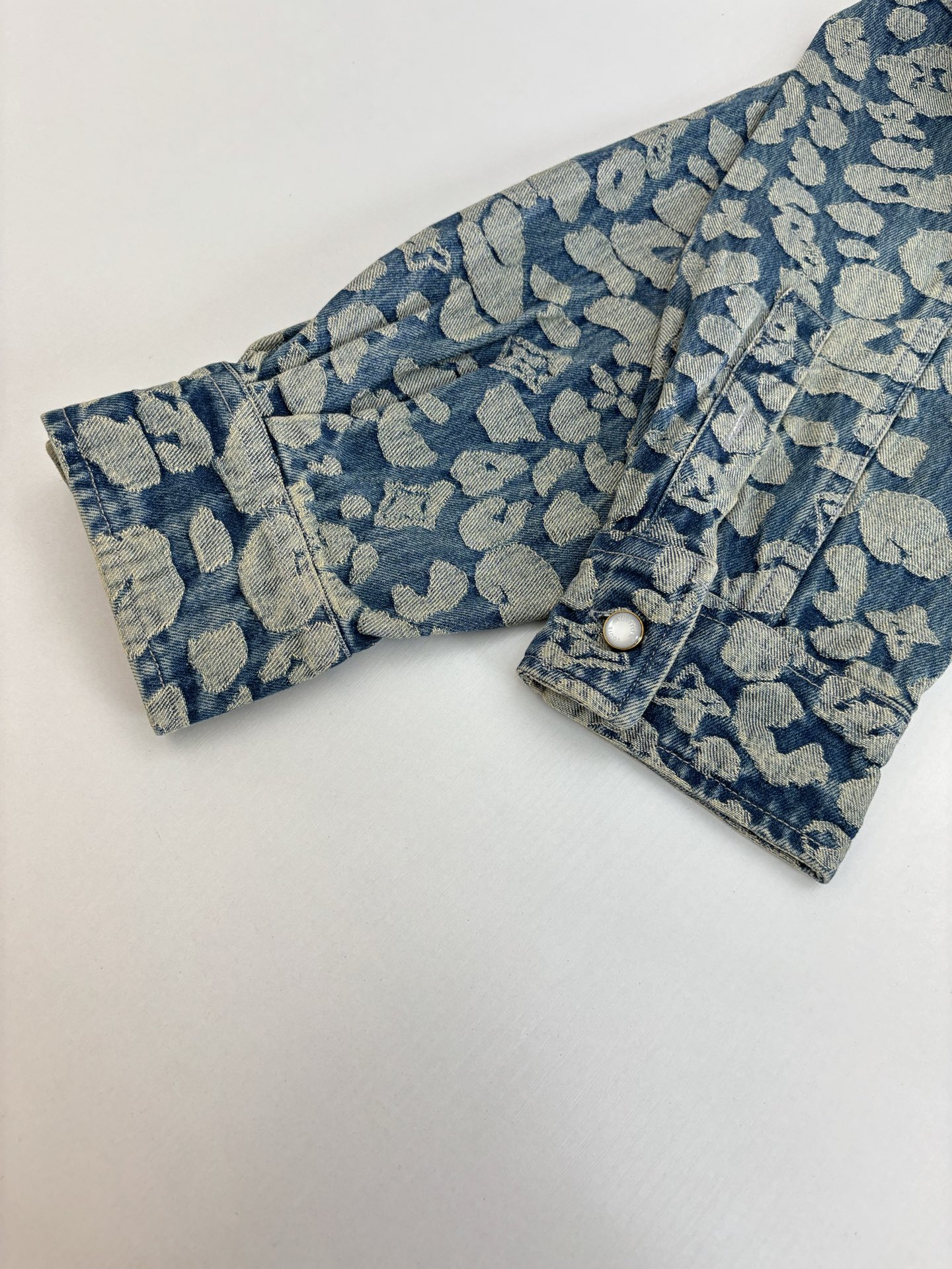 P260
1V/路易 25SS新款水洗波点老花满印工装牛仔夹克

出自 Pharrell Williams 与 Nigo 合作打造的 2025 秋冬系列，以街头风范演绎摩登豹纹。Nigo 设计的经典迷彩提花融入 Monogram 标识，宽松廓形与拼接结构可为休闲造型注入摩登气息。

Size：S/M/L/XL