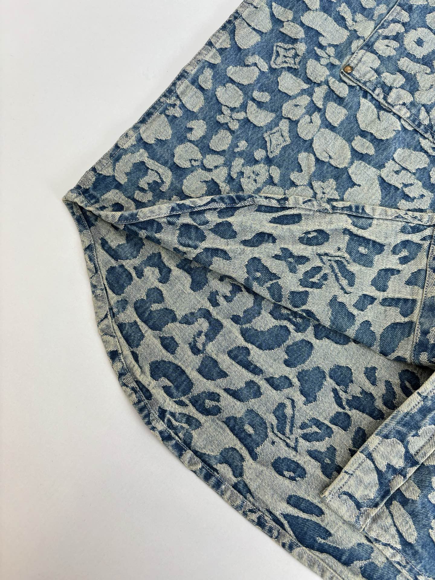 P260
1V/路易 25SS新款水洗波点老花满印工装牛仔夹克

出自 Pharrell Williams 与 Nigo 合作打造的 2025 秋冬系列，以街头风范演绎摩登豹纹。Nigo 设计的经典迷彩提花融入 Monogram 标识，宽松廓形与拼接结构可为休闲造型注入摩登气息。

Size：S/M/L/XL