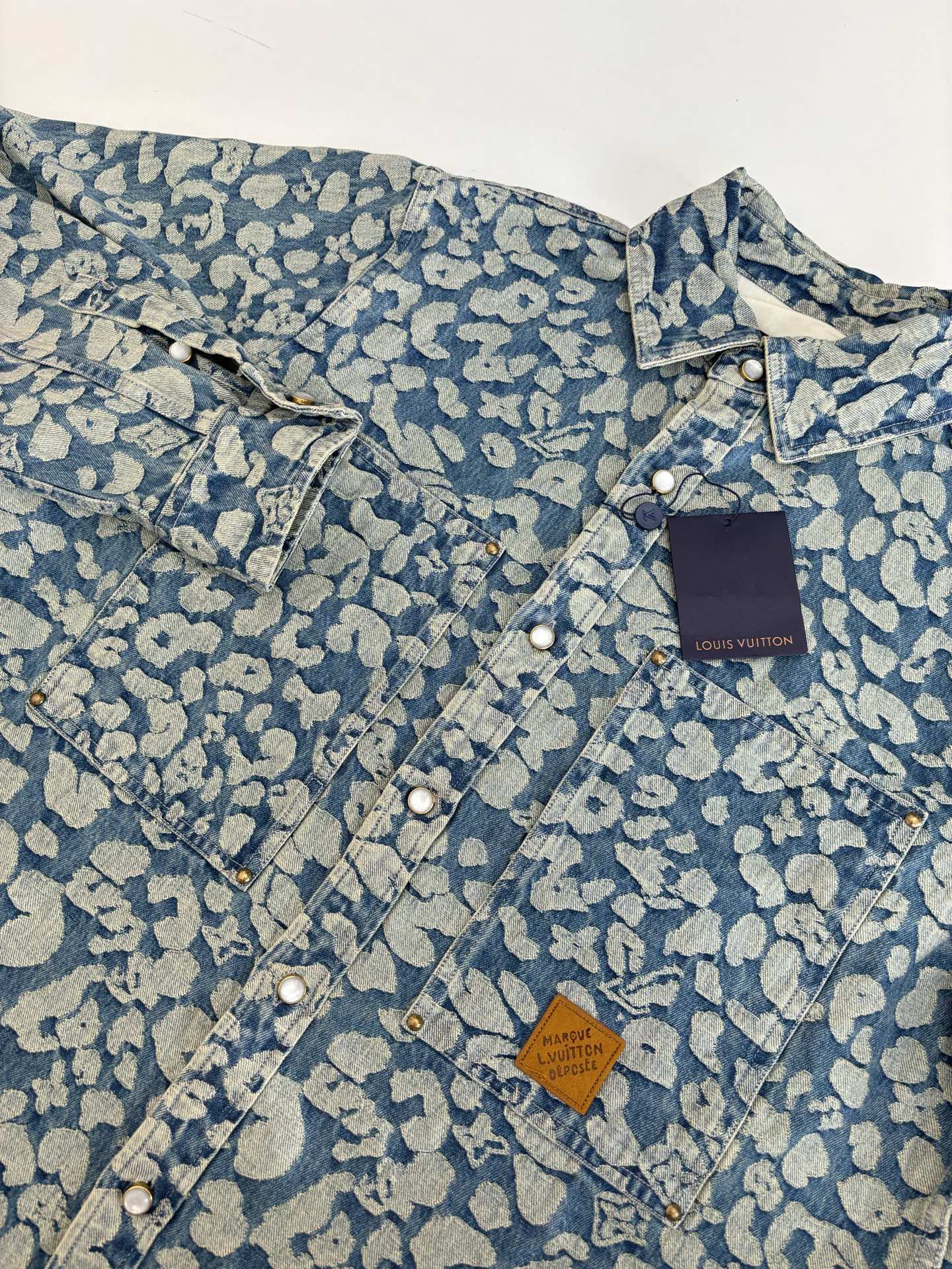 P260
1V/路易 25SS新款水洗波点老花满印工装牛仔夹克

出自 Pharrell Williams 与 Nigo 合作打造的 2025 秋冬系列，以街头风范演绎摩登豹纹。Nigo 设计的经典迷彩提花融入 Monogram 标识，宽松廓形与拼接结构可为休闲造型注入摩登气息。

Size：S/M/L/XL