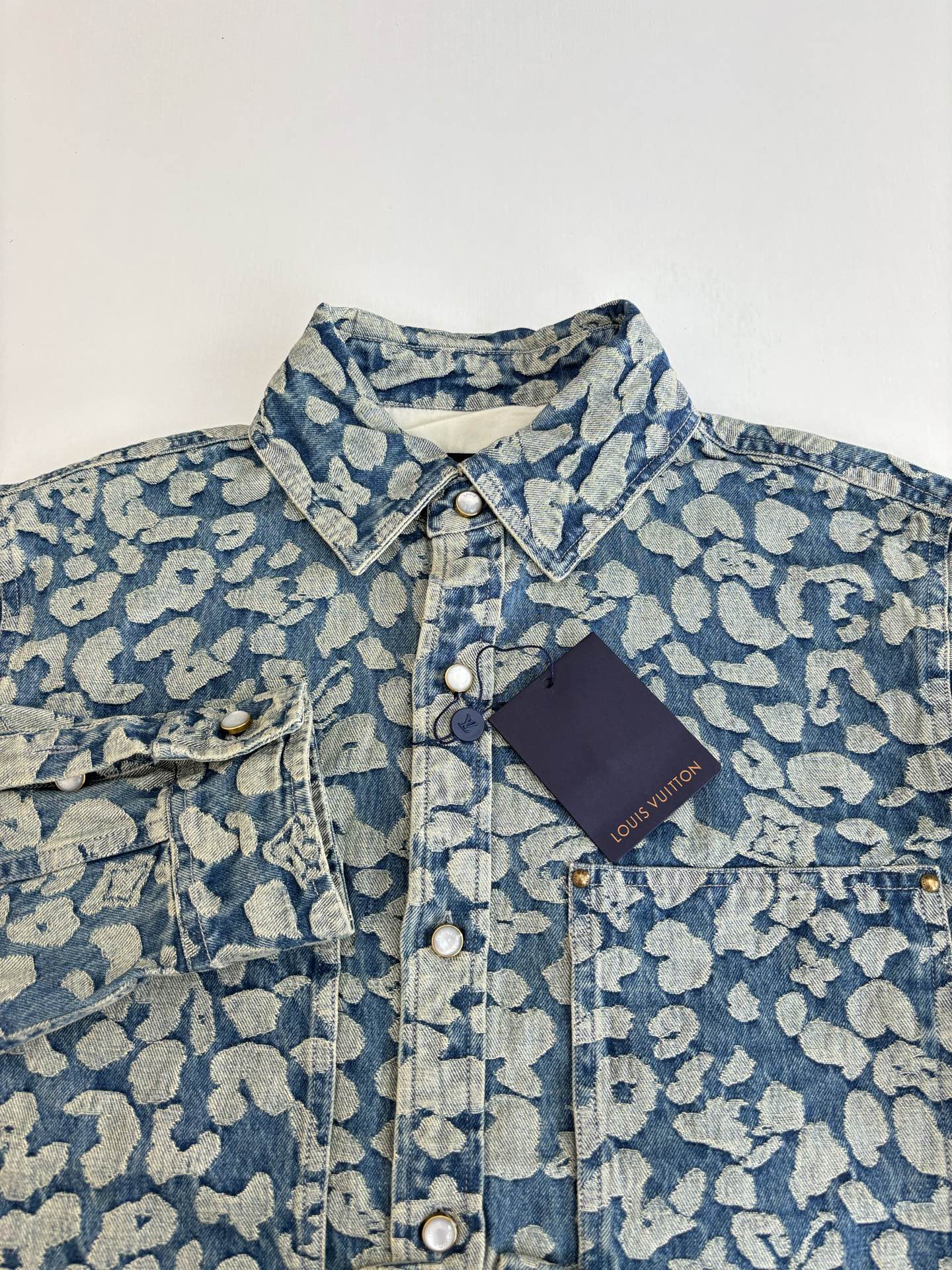 P260
1V/路易 25SS新款水洗波点老花满印工装牛仔夹克

出自 Pharrell Williams 与 Nigo 合作打造的 2025 秋冬系列，以街头风范演绎摩登豹纹。Nigo 设计的经典迷彩提花融入 Monogram 标识，宽松廓形与拼接结构可为休闲造型注入摩登气息。

Size：S/M/L/XL