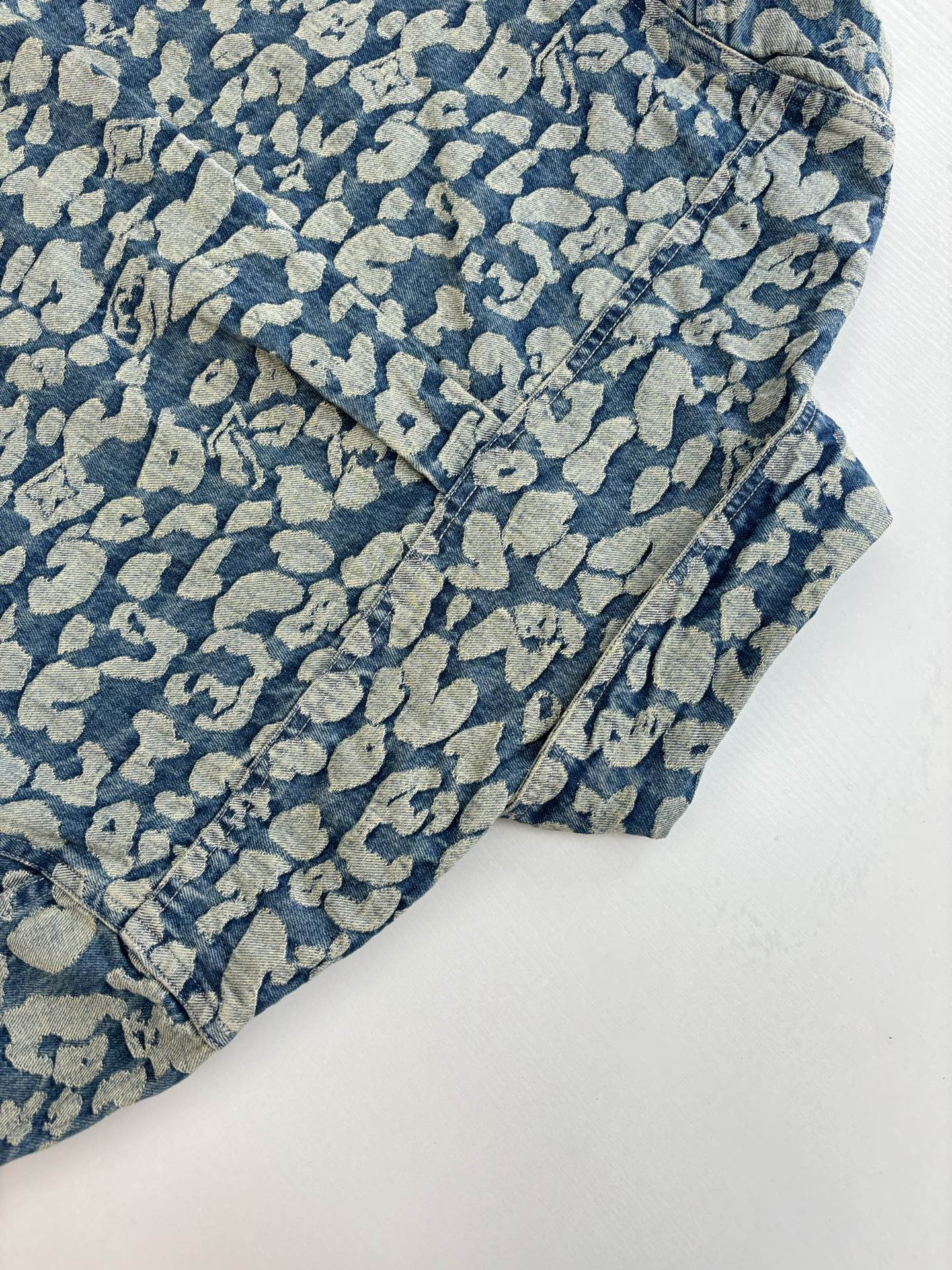 P260
1V/路易 25SS新款水洗波点老花满印工装牛仔夹克

出自 Pharrell Williams 与 Nigo 合作打造的 2025 秋冬系列，以街头风范演绎摩登豹纹。Nigo 设计的经典迷彩提花融入 Monogram 标识，宽松廓形与拼接结构可为休闲造型注入摩登气息。

Size：S/M/L/XL