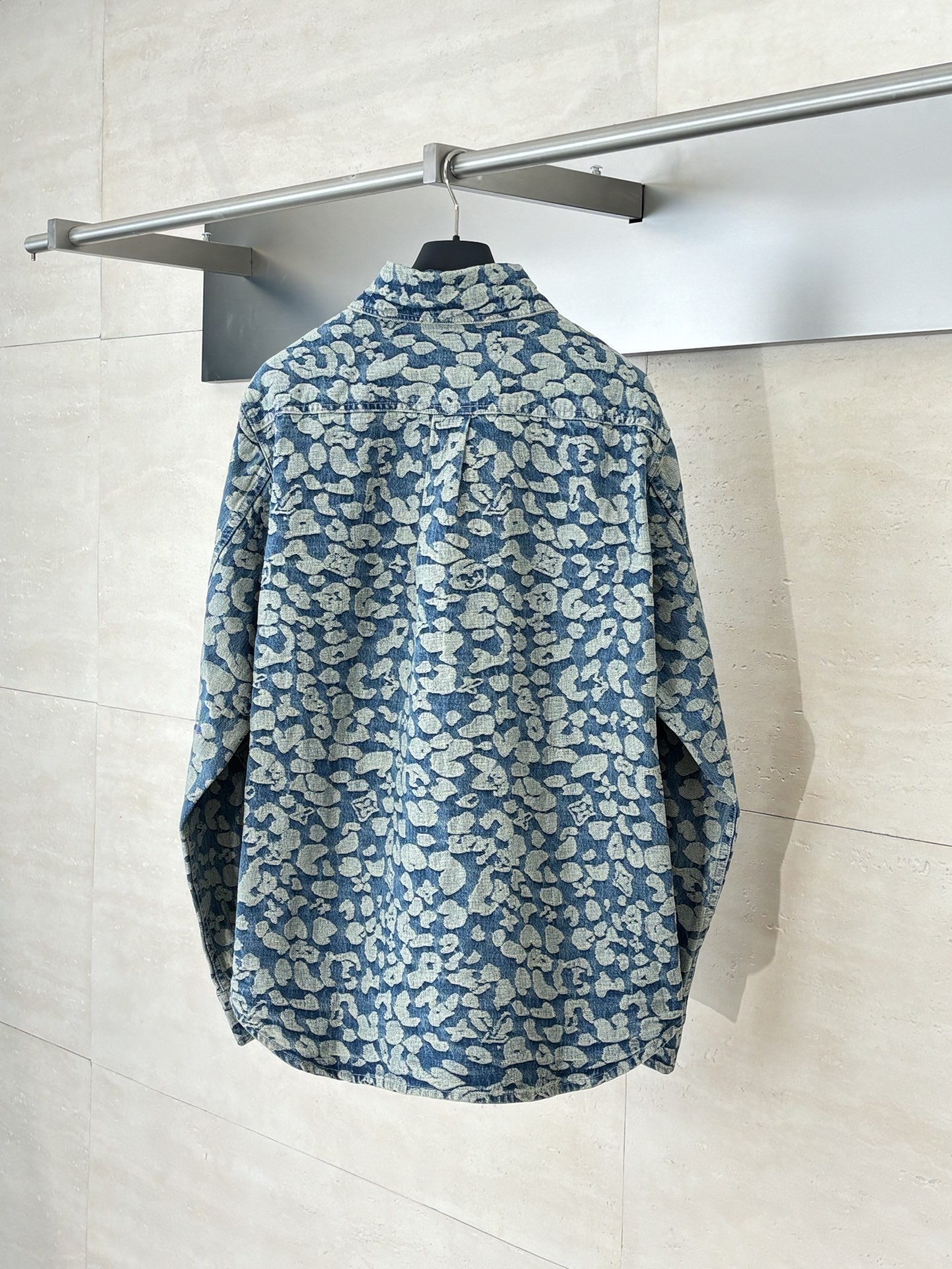 P260
1V/路易 25SS新款水洗波点老花满印工装牛仔夹克

出自 Pharrell Williams 与 Nigo 合作打造的 2025 秋冬系列，以街头风范演绎摩登豹纹。Nigo 设计的经典迷彩提花融入 Monogram 标识，宽松廓形与拼接结构可为休闲造型注入摩登气息。

Size：S/M/L/XL