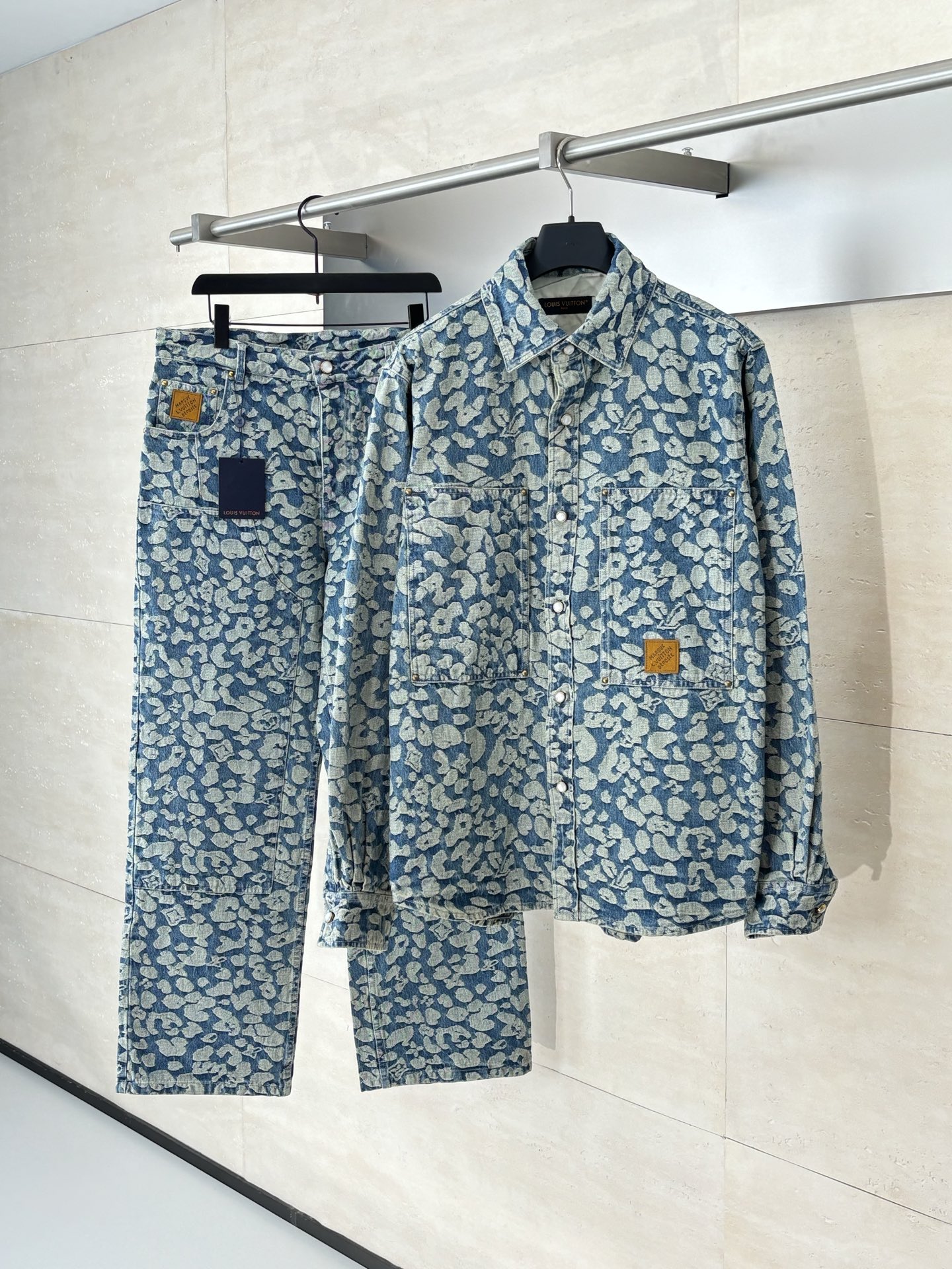 P260
1V/路易 25SS新款水洗波点老花满印工装牛仔夹克

出自 Pharrell Williams 与 Nigo 合作打造的 2025 秋冬系列，以街头风范演绎摩登豹纹。Nigo 设计的经典迷彩提花融入 Monogram 标识，宽松廓形与拼接结构可为休闲造型注入摩登气息。

Size：S/M/L/XL