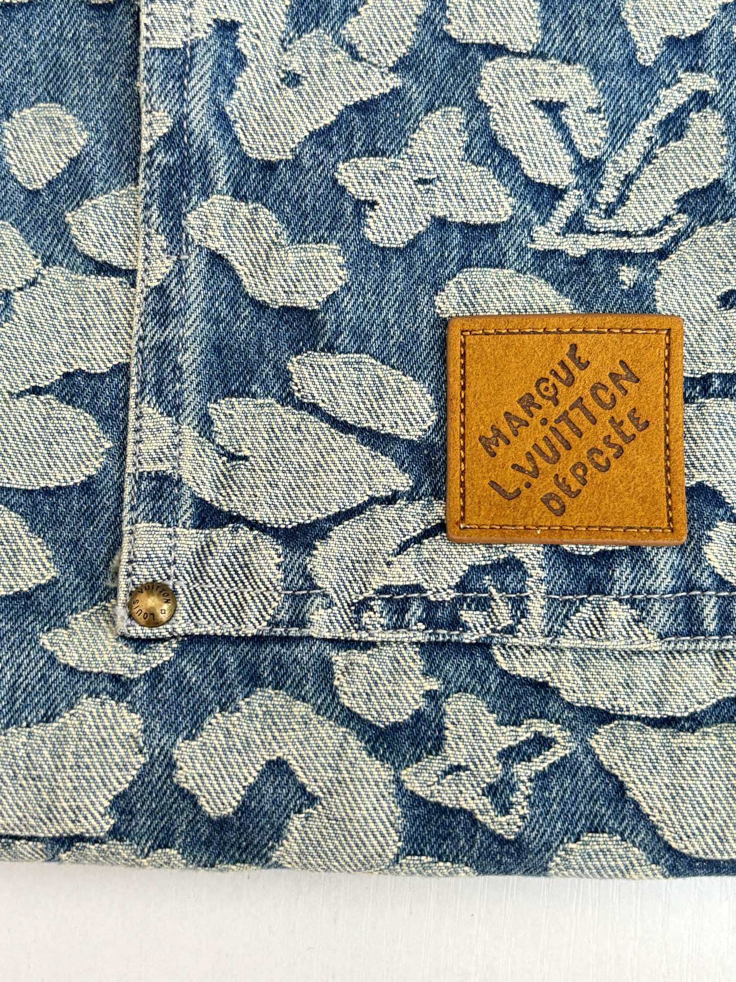 P260
1V/路易 25SS新款水洗波点老花满印工装牛仔夹克

出自 Pharrell Williams 与 Nigo 合作打造的 2025 秋冬系列，以街头风范演绎摩登豹纹。Nigo 设计的经典迷彩提花融入 Monogram 标识，宽松廓形与拼接结构可为休闲造型注入摩登气息。

Size：S/M/L/XL