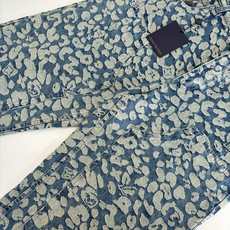 1V/路易 25SS新款水洗波点老花满印工装牛仔裤出自 Pharrell Williams 与 Nigo 1V/路易 25SS新款水洗波点老花满印工装牛仔裤出自 Pharrell Williams 与 Nigo
