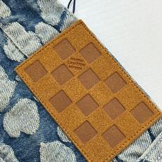 1V/路易 25SS新款水洗波点老花满印工装牛仔裤出自 Pharrell Williams 与 Nigo 1V/路易 25SS新款水洗波点老花满印工装牛仔裤出自 Pharrell Williams 与 Nigo